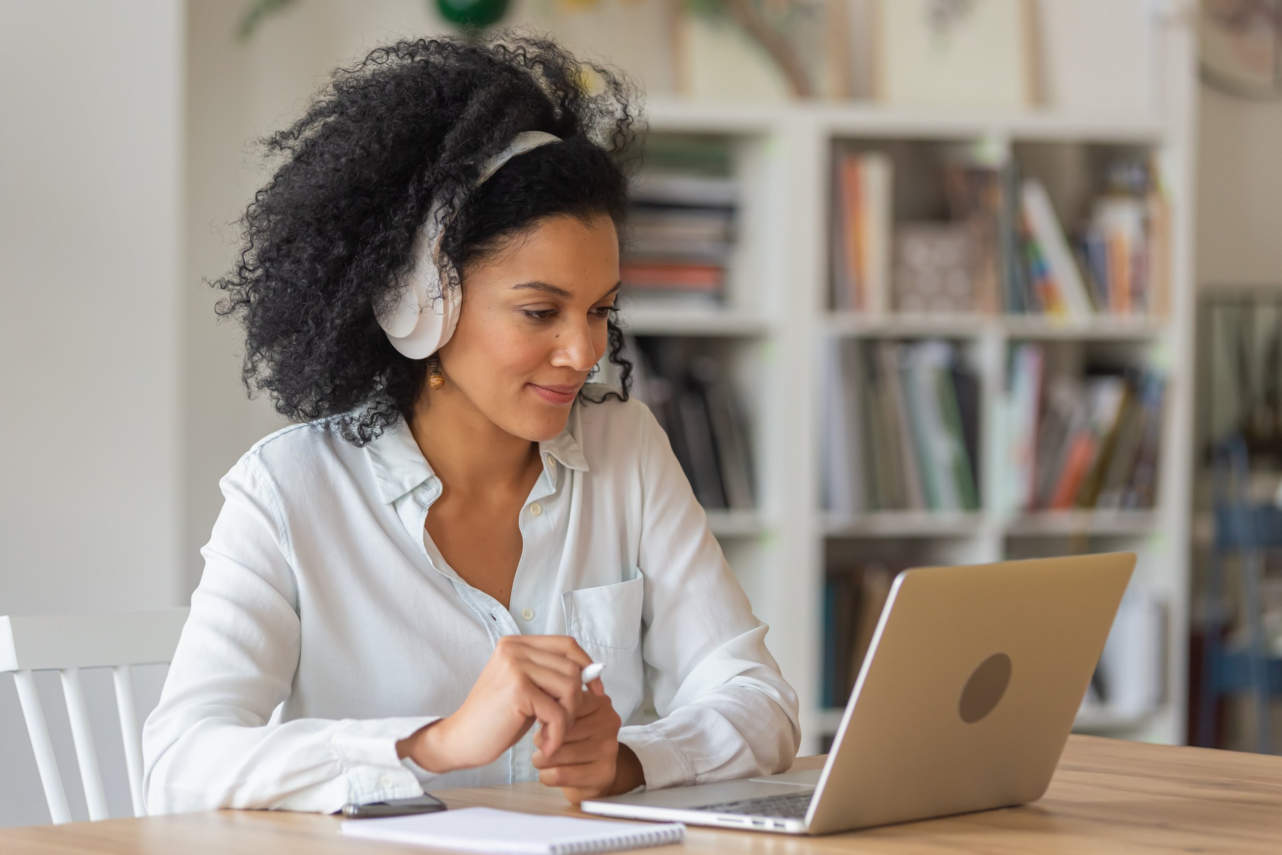 une femme assiste aux ateliers de grammaire et de vocabulaire en anglais et autres langues