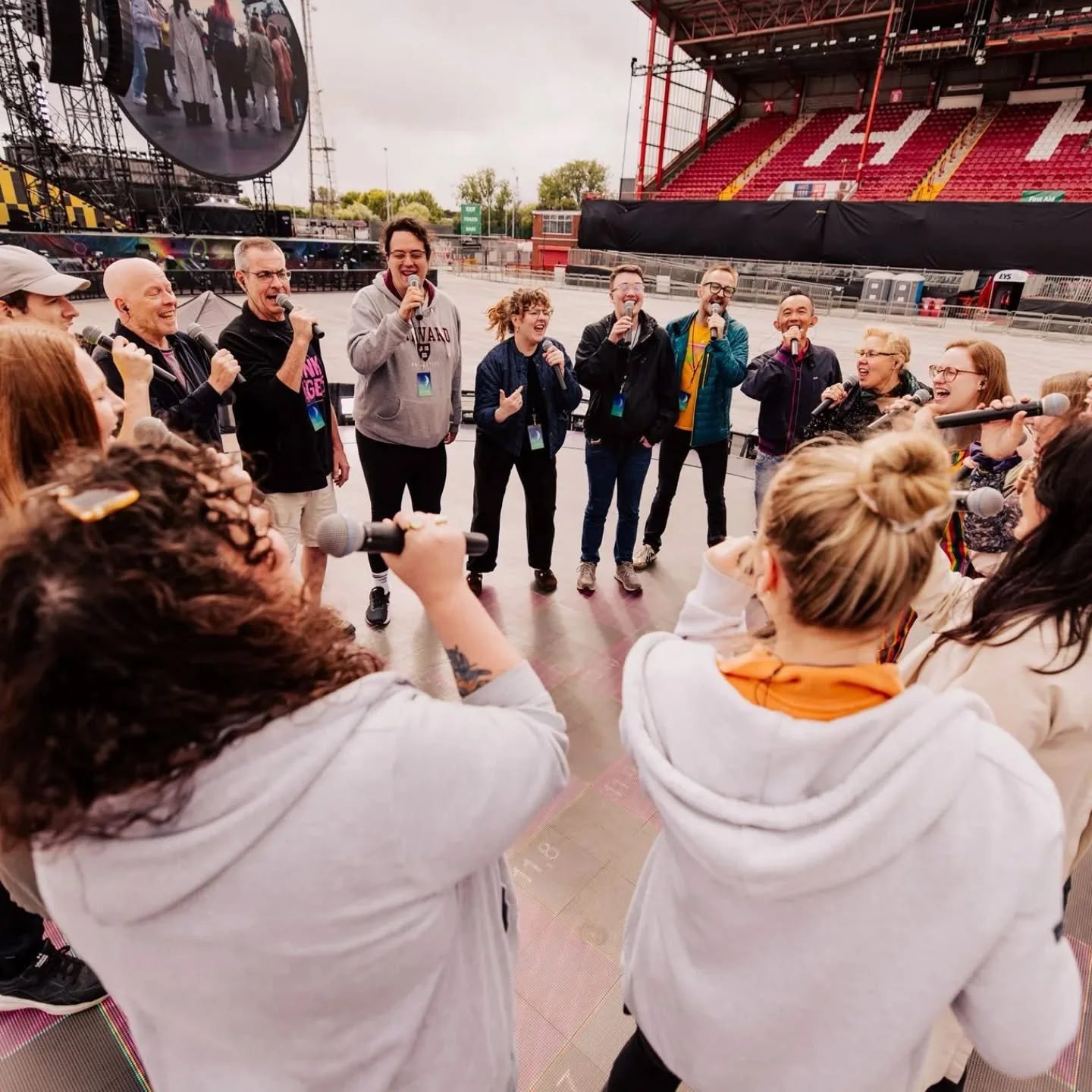 Coldplay sound check in Hull August 2025 with @pinksingers 💖🏳️&zwj;⚧️🌈💖

📸 @annaleemedia
@coldplay
