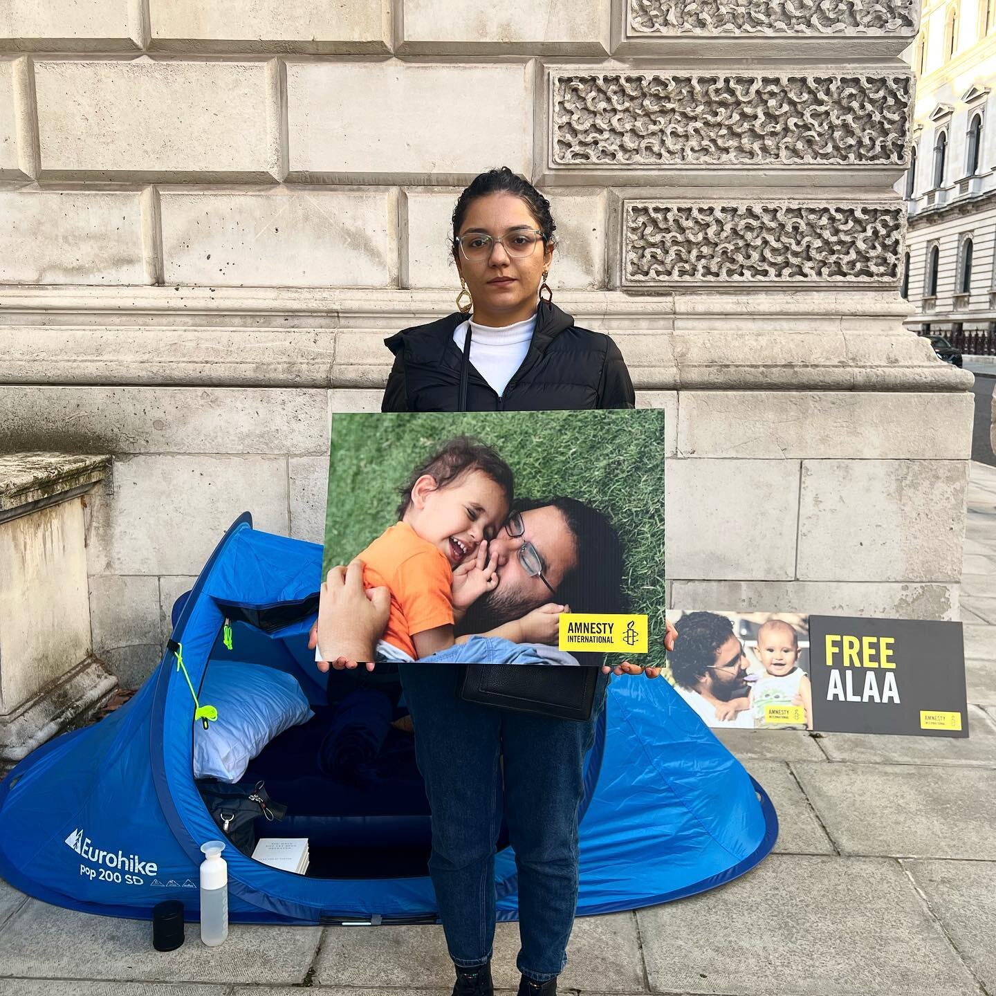 On Day 200 of his hunger strike, and with only 20 days until world lands in #Egypt for #COP27, Alaa's little sister is starting a sit-in at the UK Foreign Office until the government takes serious action to #SaveAlaa

Come down any day to pass by her