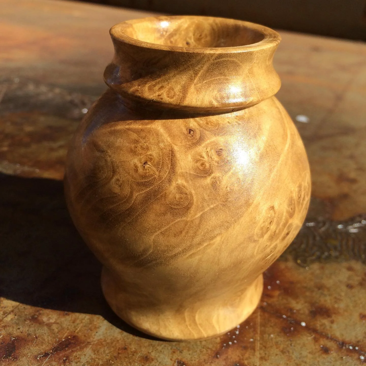 #flashbackfriday to when I tried woodturning for a little while. This olive burl piece was one of my favorites to turn. Love the grains!!!
Learned from the best @darren.fisher 
Happy Friyay y&rsquo;all!

#wood #woodworking #smallvessel #turningwood #