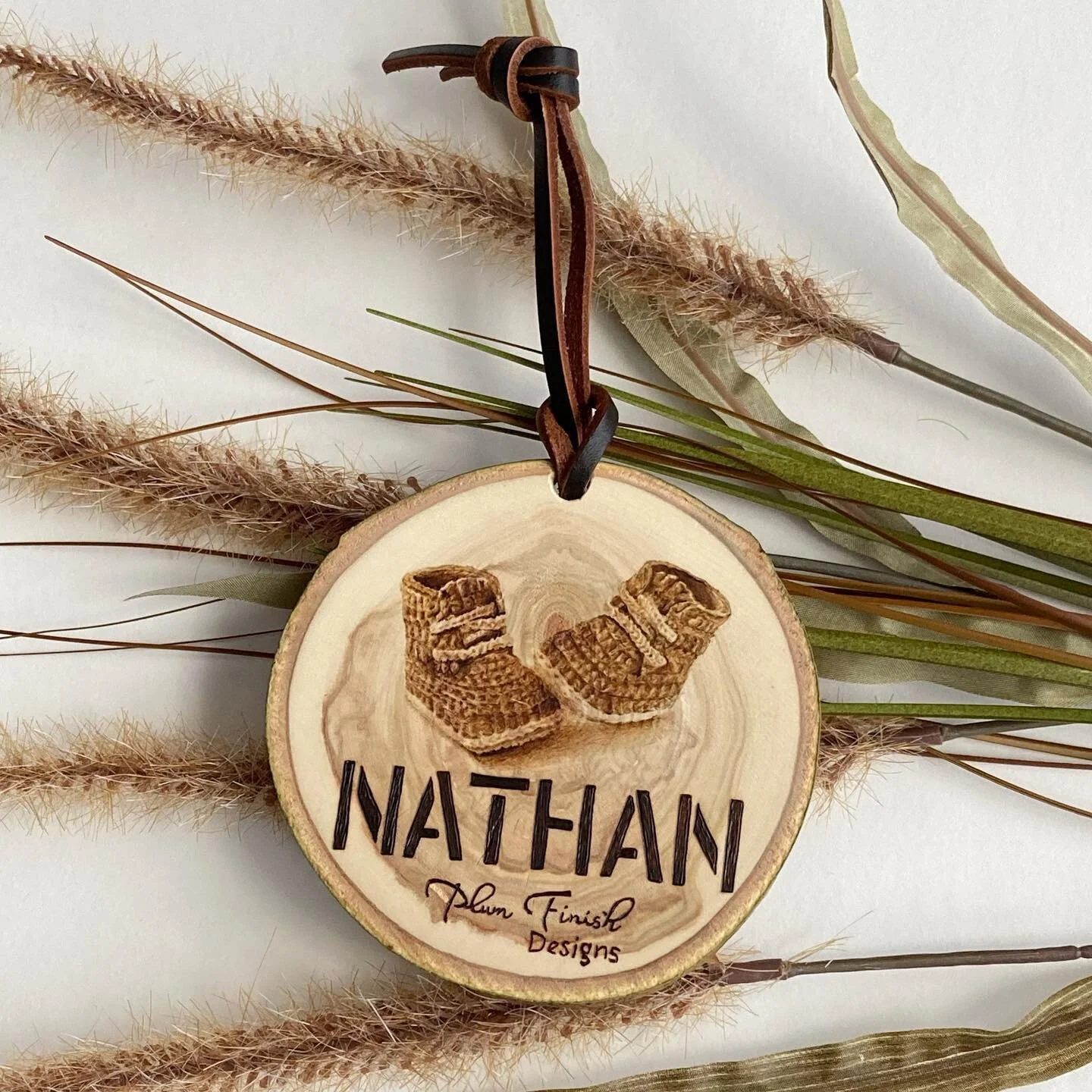 For baby Nathan 👶🏿 🍼 

#babybooties #babyboy #babystyle #ornaments #handmadeornaments #custom #custommade #pyrography #pyrographyart #pyrographyartist #pyro #wood #woodburning #woodburningart #woodburningartist #decor #decoration #walldecor #plumf
