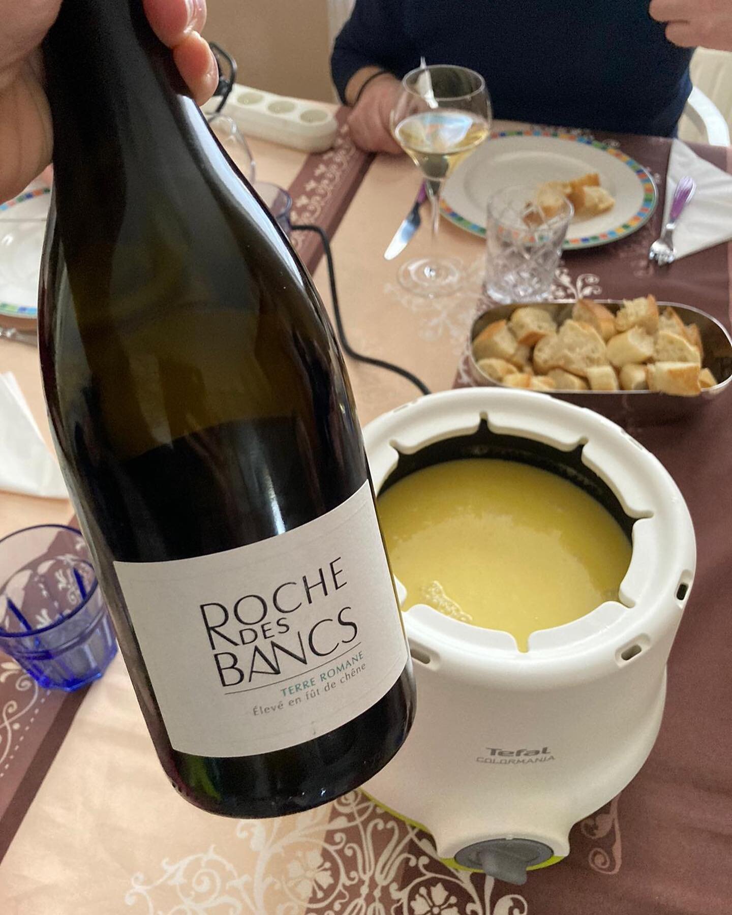 [Conseil de d&eacute;gustation ] 
Astuce pour bien d&eacute;buter la semaine : une bonne fondue accompagn&eacute;e d&rsquo;un verre (ou deux) de notre Chardonnay &lsquo;Terre Romane&rsquo;. Tr&egrave;s bonne semaine &agrave; tous 🌞 

[Tasting advice