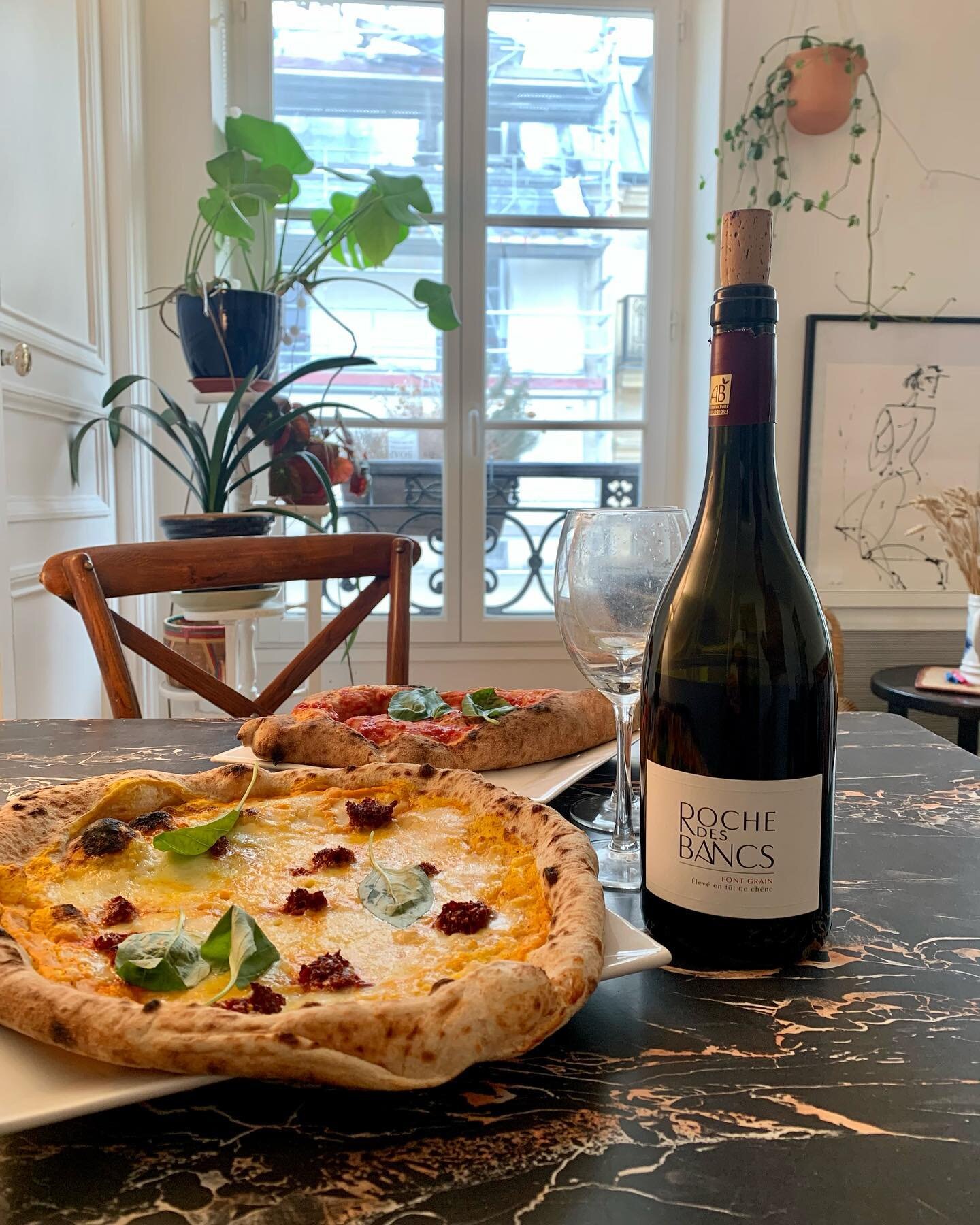 Avez qui souhaiterais-tu partager ce déjeuner ? Tag la personne en commentaire 🍷✨❤️ 

Who would you like to share this lunch with?  Tag the person in comment 🍷✨❤️

#rochedesbancs #vigneronsengagés #rvf #lunchtime #biowines #bourgognewine
