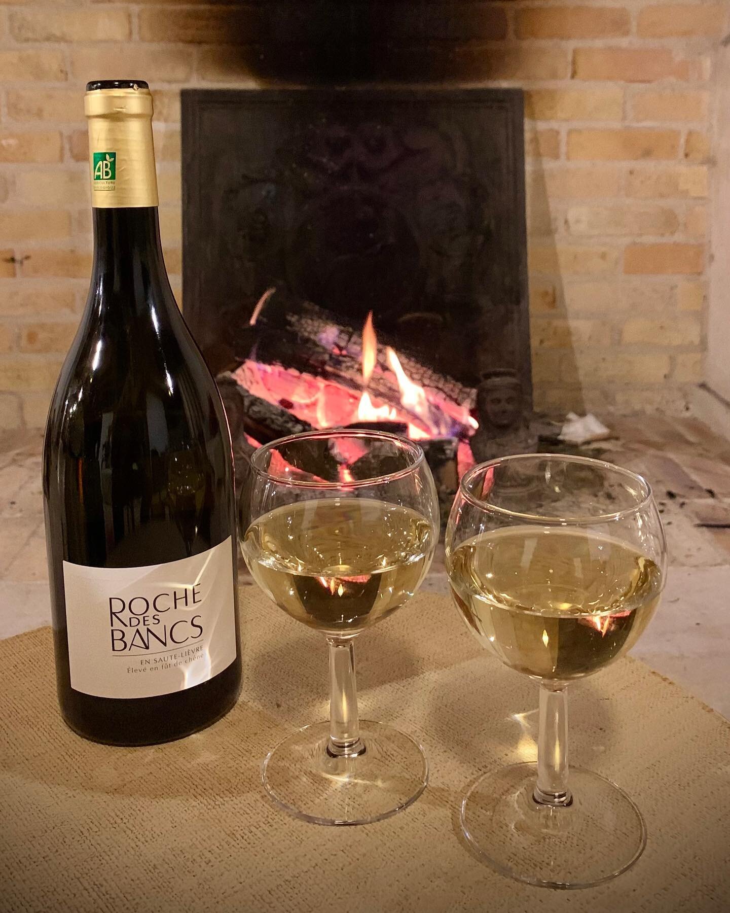 Au c&oelig;ur de la champagne, en ap&eacute;ritif au coin du feu ✨ 

At the heart of champagne, as an aperitif by the fire ✨

#rochedesbancs #vigneronsengag&eacute;s #rvf #biowines #winemakers #winelovers