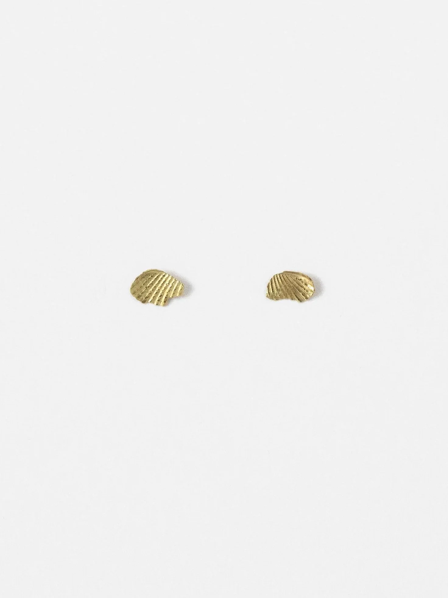 Mussel Memories - MM earrings, 18k gold, 2025