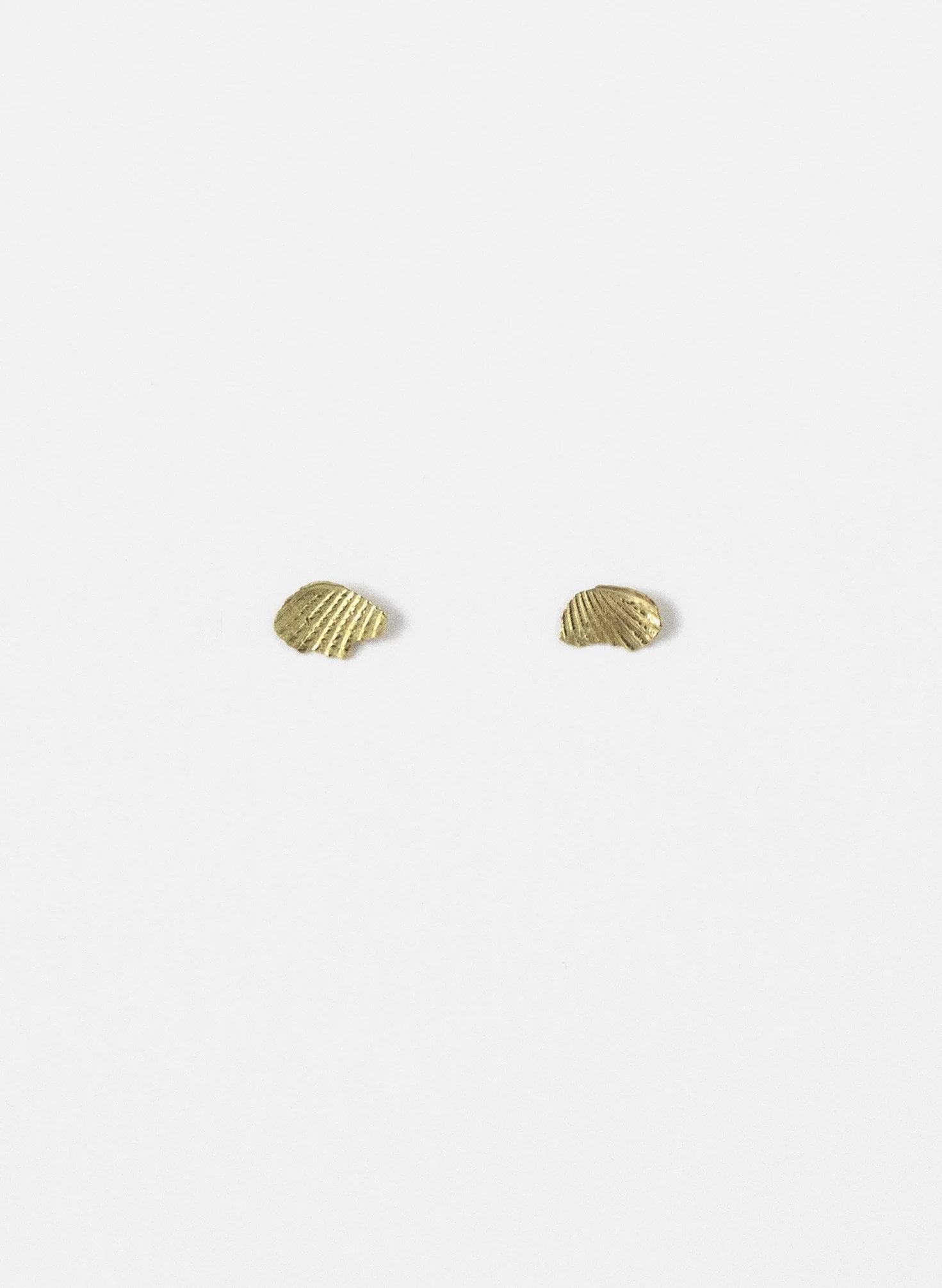seashell-fragment-earstuds-gold-wht-2.jpg