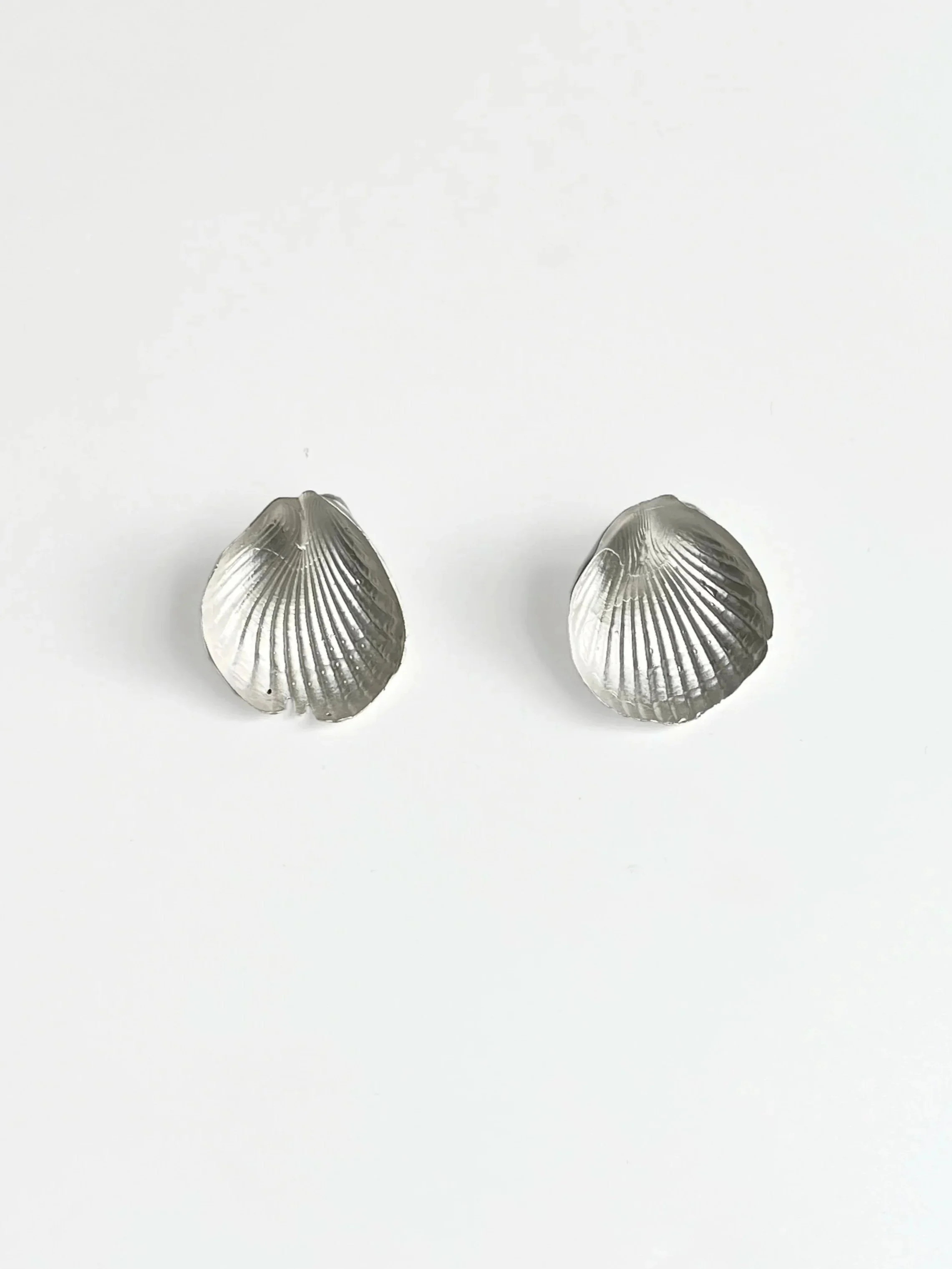 mm-is-earrings-m-silver.jpg