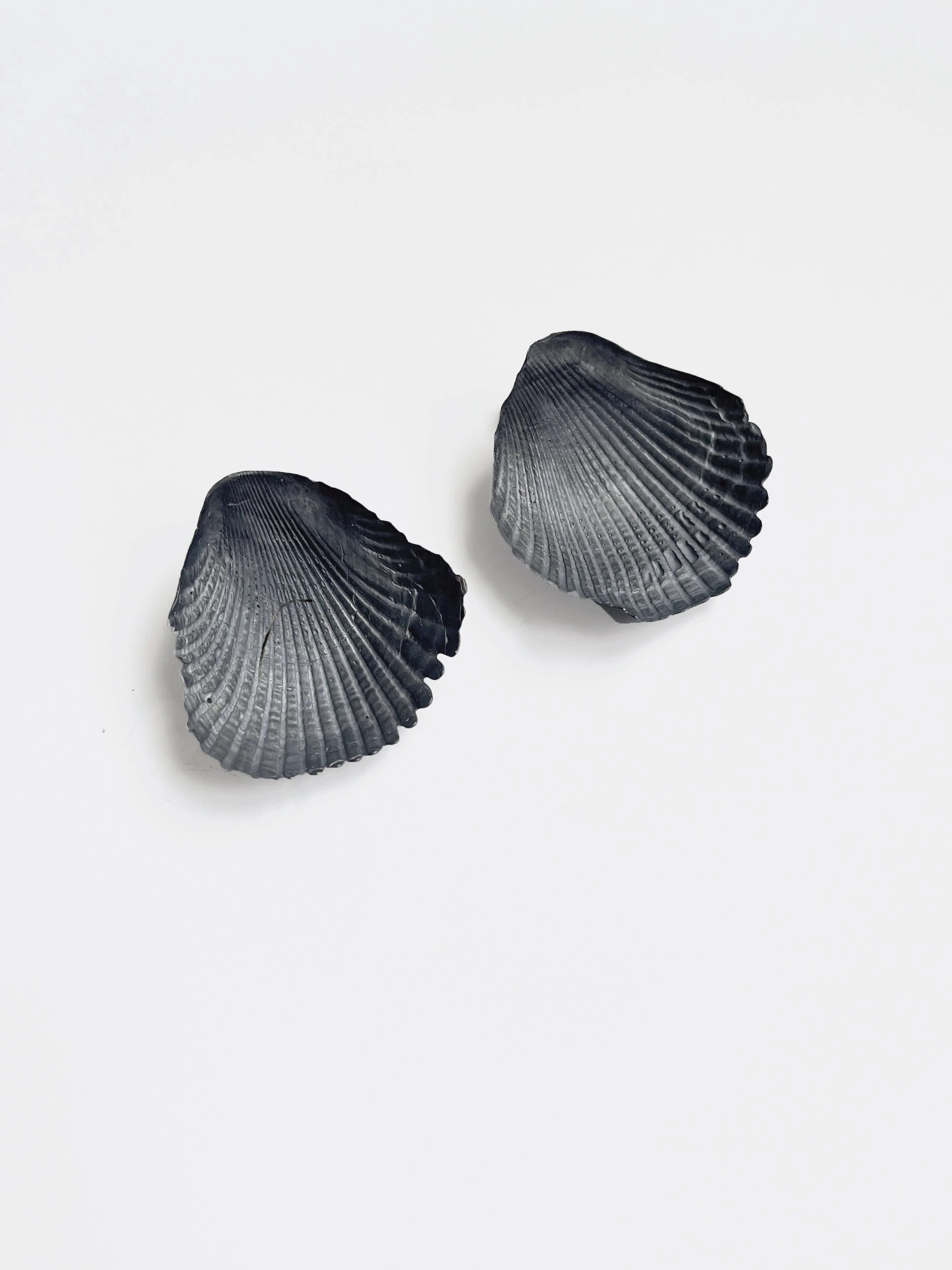 mm-is-earrings-L-black-3.jpg