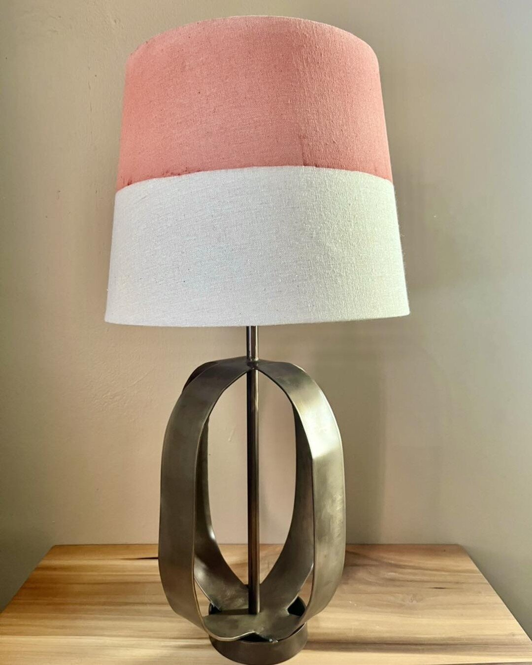 Orb Table Lamp with heat colored finish 🔥

#thelittleredweldingshop #fabrication #welding #womenwhoweld #femalefabricators #metalart #custommade #metallamp