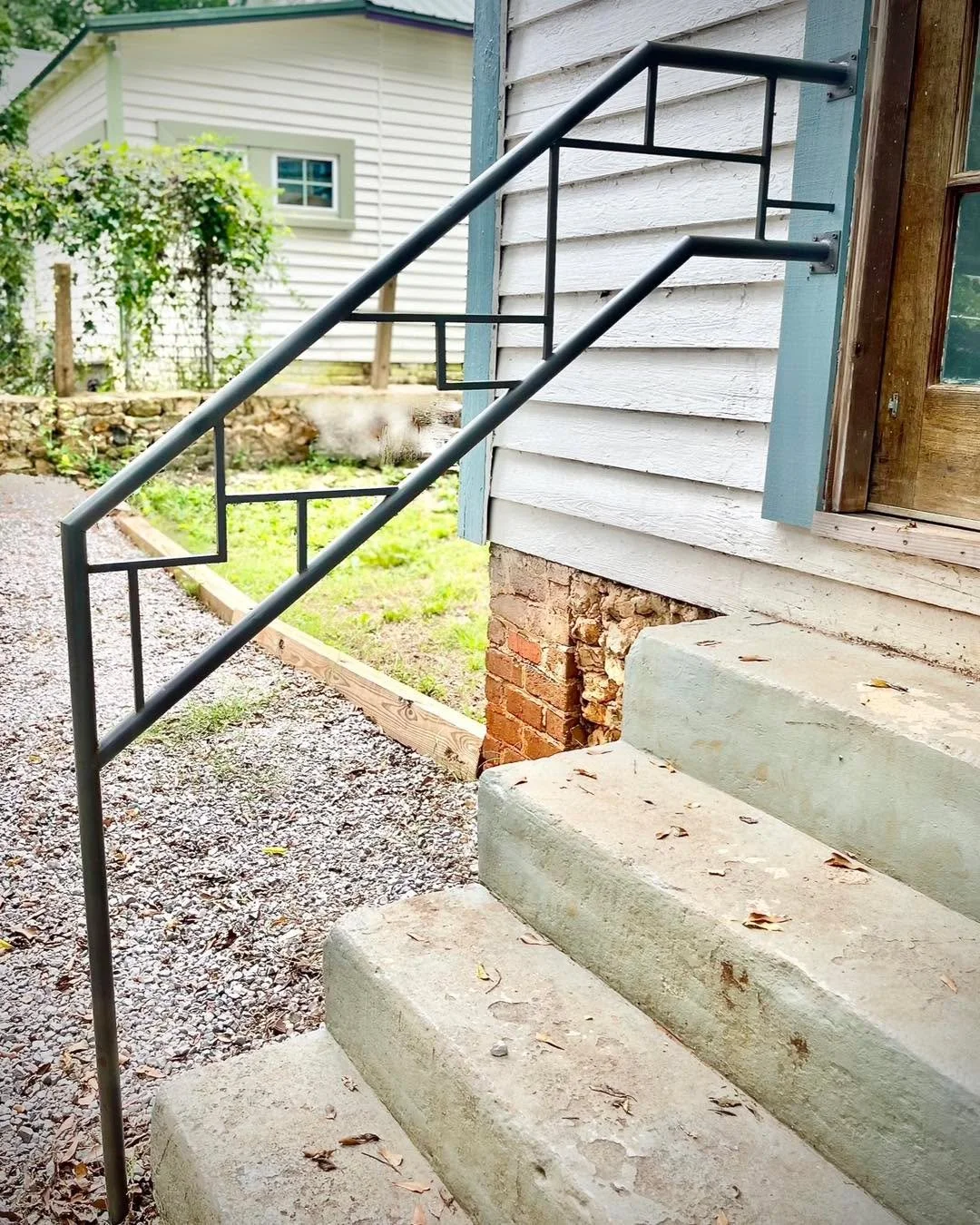 Geometric handrail 

#custommade #welding #thelittleredweldingshop #femalefabricators #customart #womenwelders #fabrication #alabamaartist #customhandrail