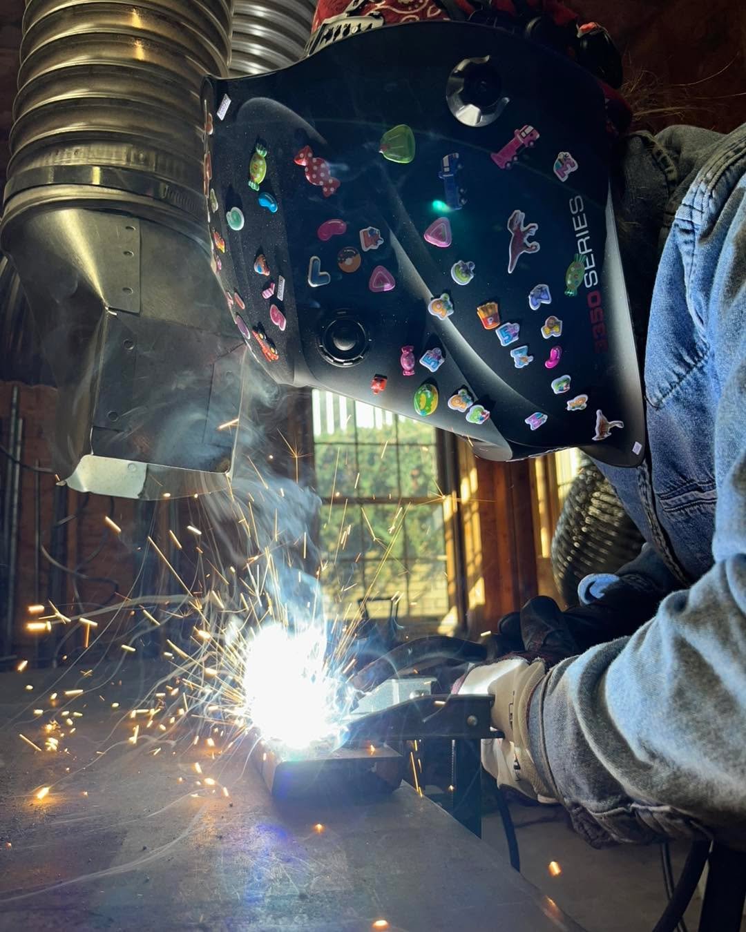 When your toddler decides to help decorate your welding helmet 

#thelittleredweldingshop #womenwhoweld #welding #femalefabricators #metalart #fabrication #custommade