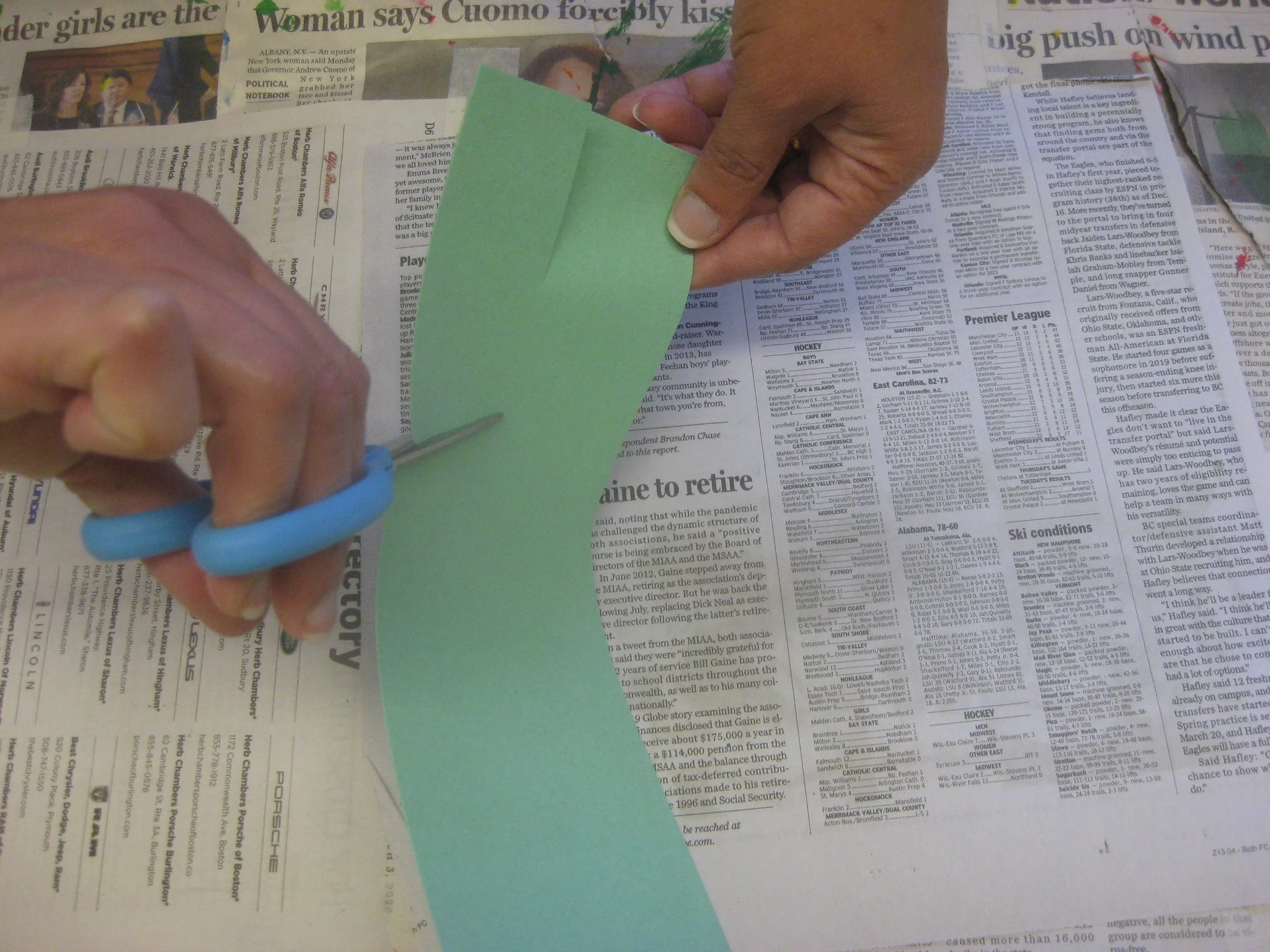 Wrong way: Do not turn the thumb to the bottom.