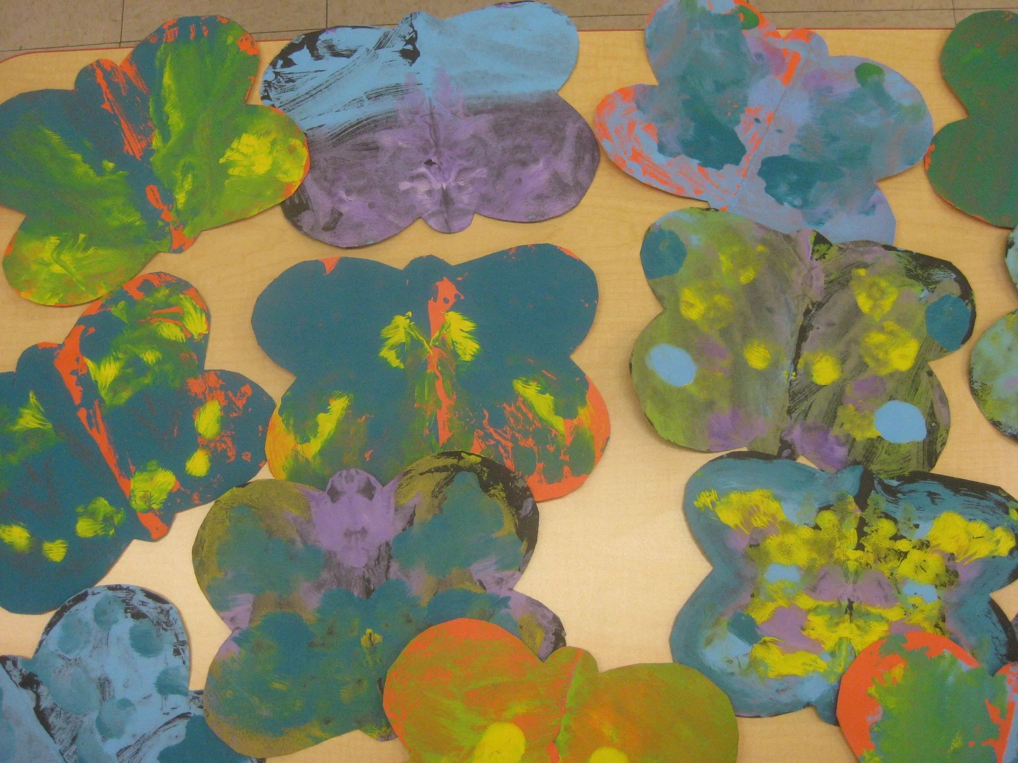 Mirror-painting butterflies