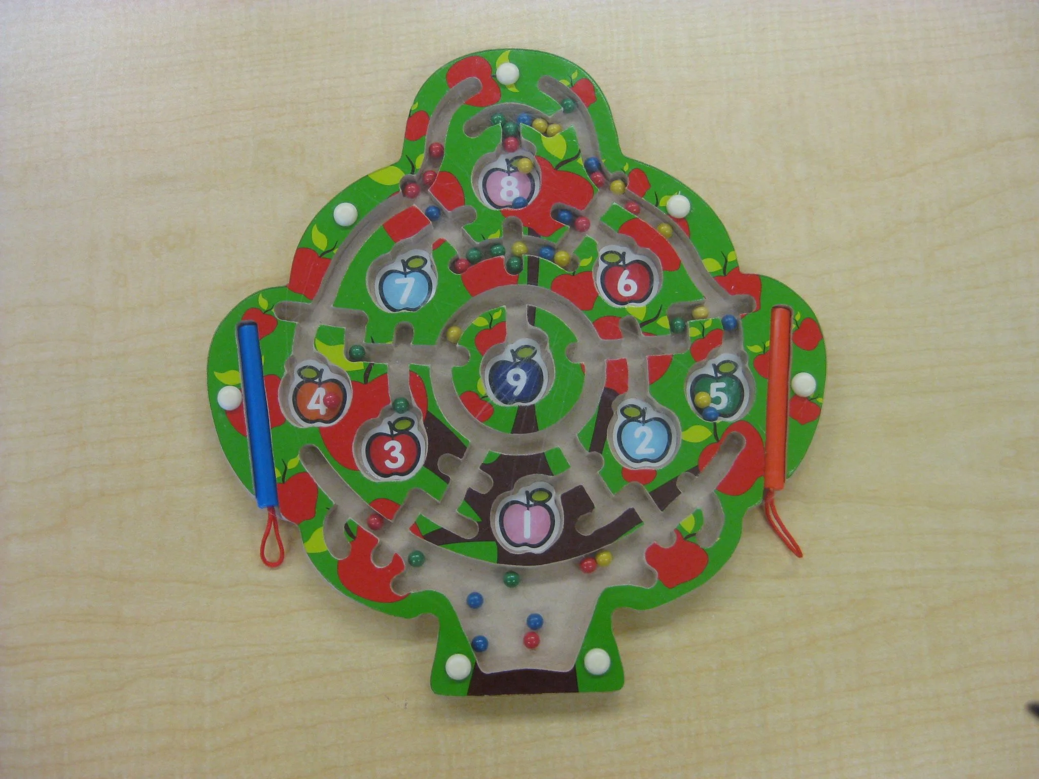 Magnetic apple maze