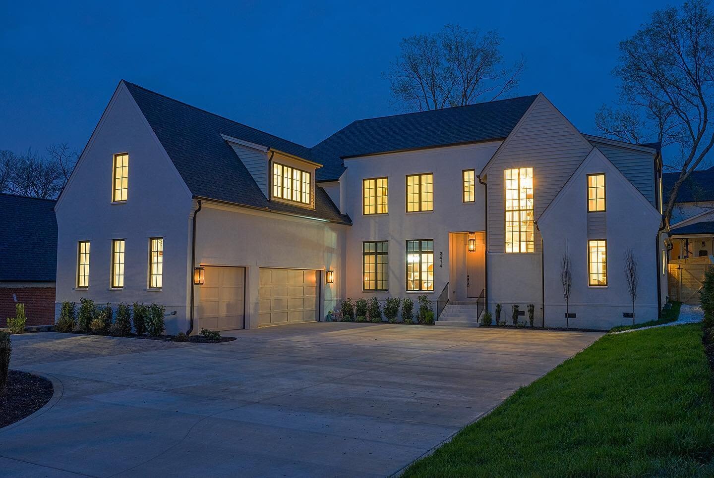 A great twilight shot of one of our beautiful Golf Club homes😍
&bull;
&bull;
&bull;

#newconstruction #nashvillerealestate #nashvillehomes #nashvillehomesforsale #nashvilleliving #homeinspo #luxuryhomes #homedesign #luxuryrealestate #luxurylifestyle