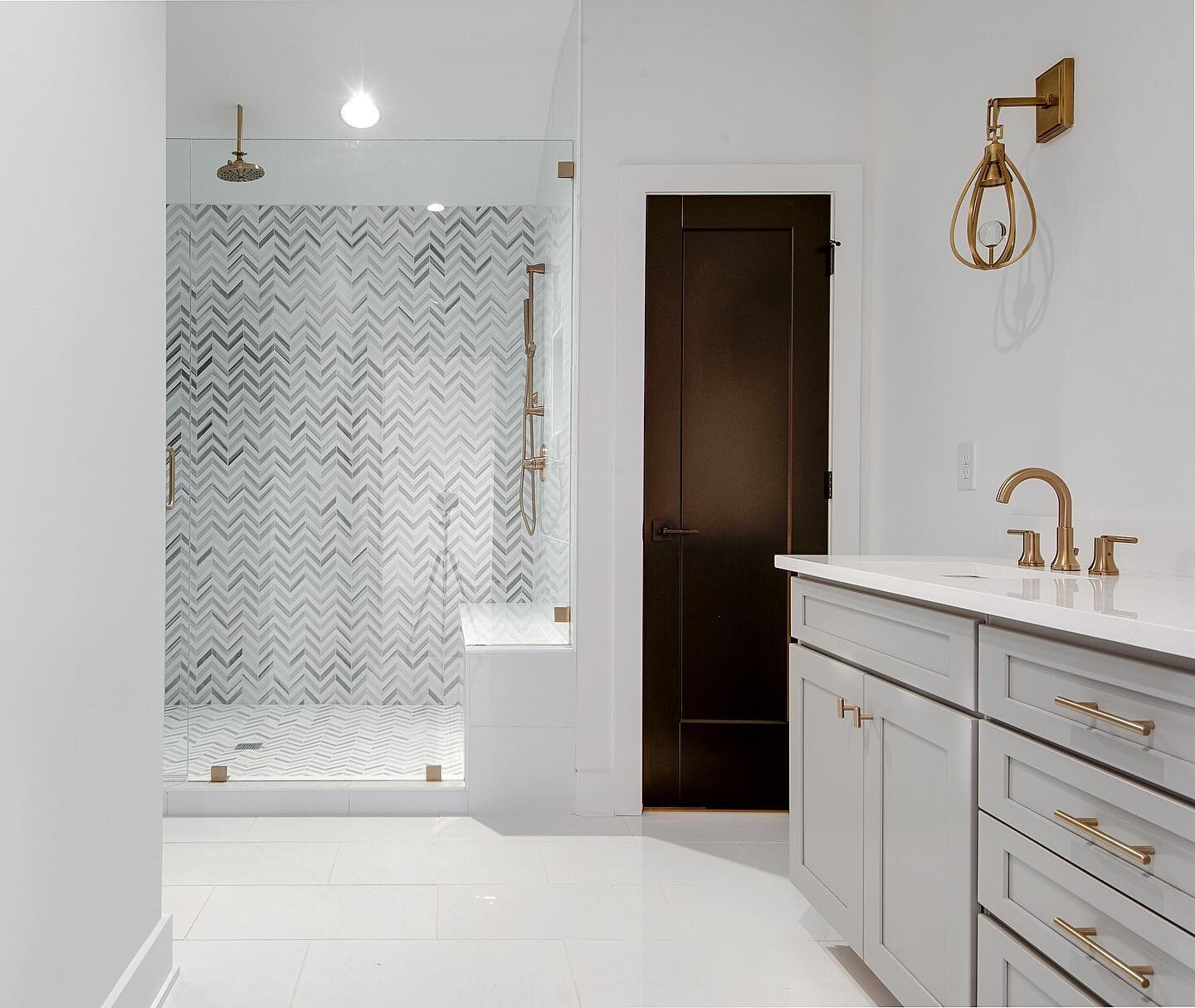 What&rsquo;s your favorite thing about this bathroom? It&rsquo;s hard to decide, but we think that&rsquo;s pretty good problem to have😉
&bull;
&bull;
&bull;
#nashvillerealestate #nashvillehomes #nashvillehomesforsale #nashvilleliving #homeinspo #lux