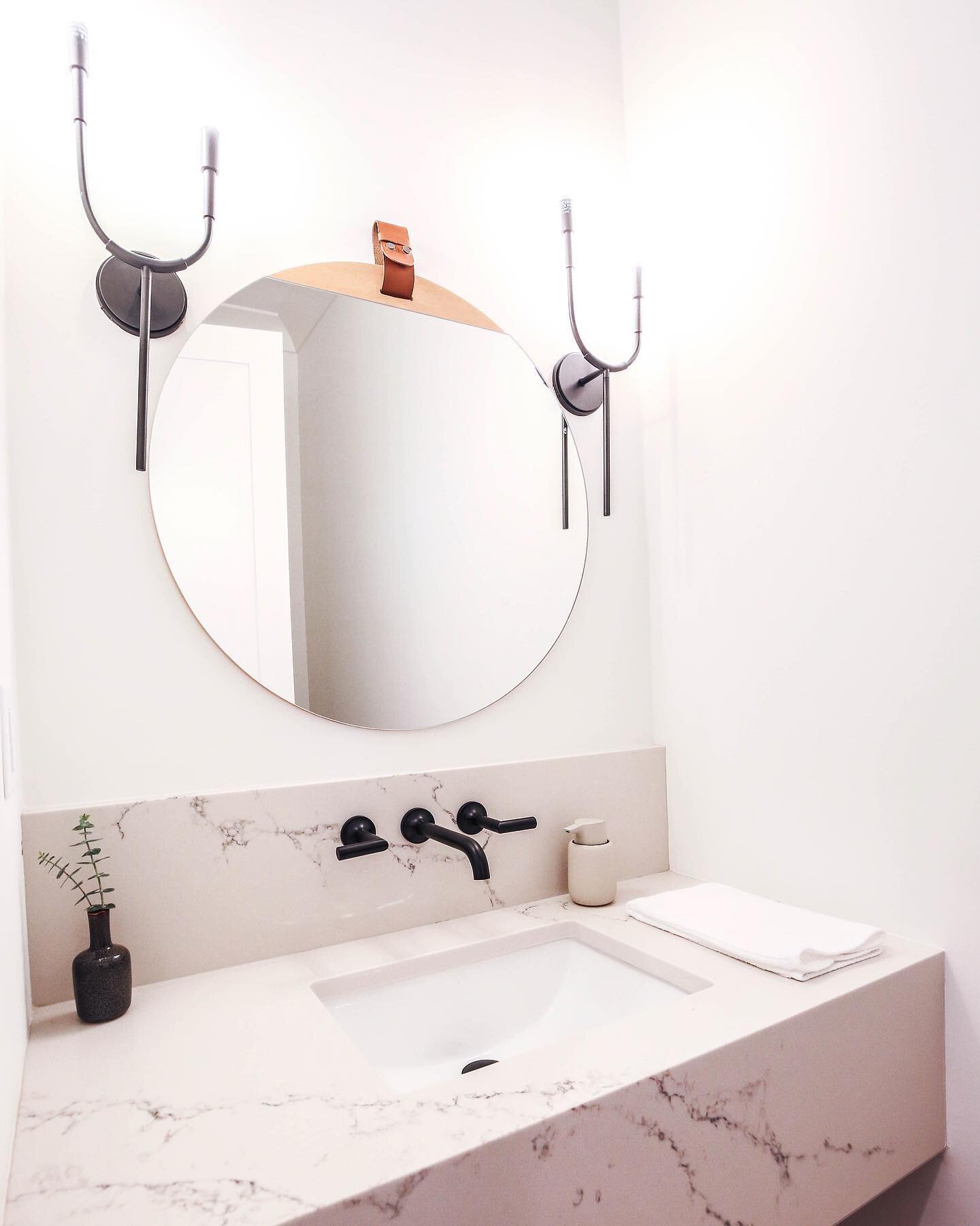 A floating vanity with quartz countertops, perfect for a powder room✨
&bull;
&bull;
&bull;
#newconstruction #nashvillerealestate #nashvillehomes #nashvillehomesforsale #nashvilleliving #homeinspo #luxuryhomes #homedesign #luxuryrealestate #luxurylife