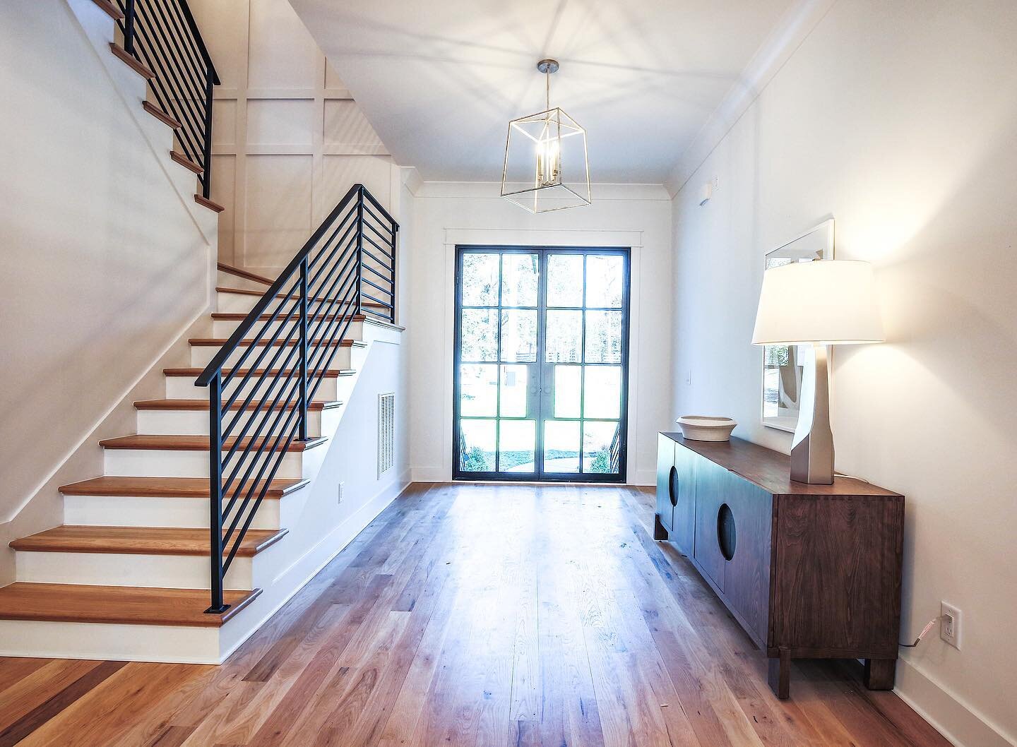 An eye-catching entryway with industrial-style French doors and an accent wall to bring the eye up! 👀
&bull;
&bull;
&bull;
#newconstruction #nashvillerealestate #nashvillehomes #nashvillehomesforsale #nashvilleliving #homeinspo #luxuryhomes #homedes