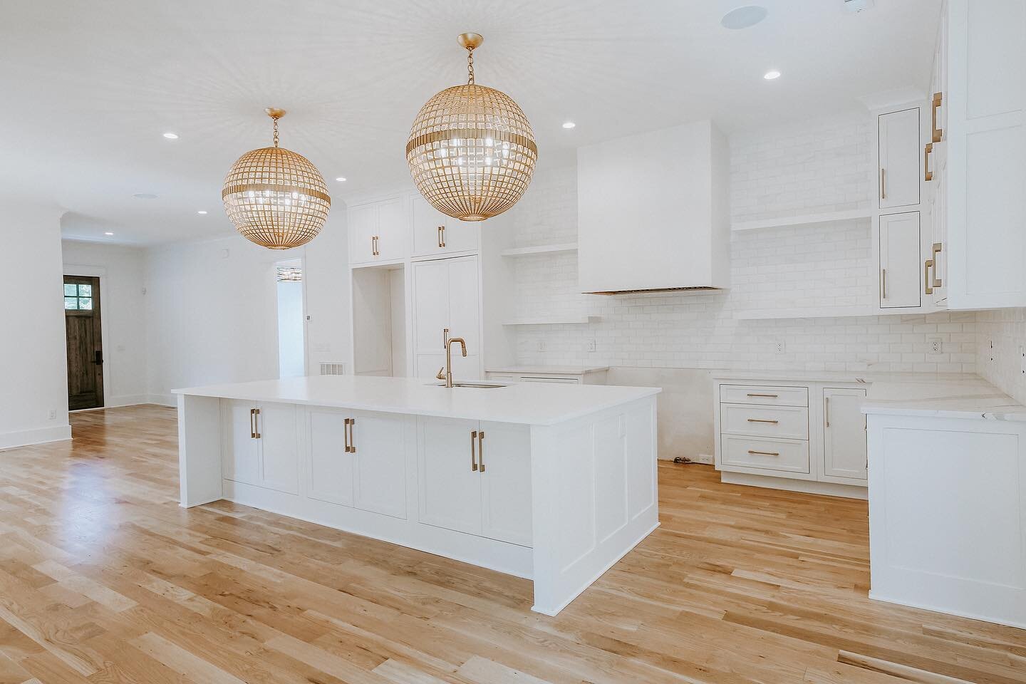 White on white with brass accents✨ 
&bull;
&bull;
&bull;
#newconstruction #nashvillerealestate #nashvillehomes #nashvillehomesforsale #nashvilleliving #homeinspo #luxuryhomes #homedesign #luxuryrealestate #luxurylifestyle  #luxurynashville #luxuryliv