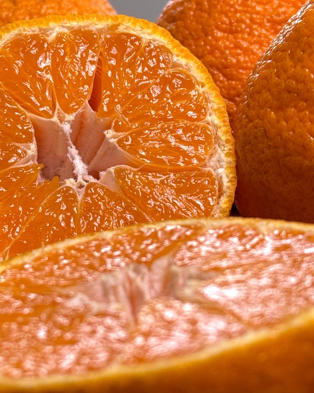 Gold(?) and green Peak Picks of the Week&hellip; for St. Paddy&rsquo;s Day! 

🍊 Known by the brand names Dekopon in Japan and Sumo in the U.S., Shiranui mandarins are having a moment. But because they're so tender and super labor intensive to grow, 