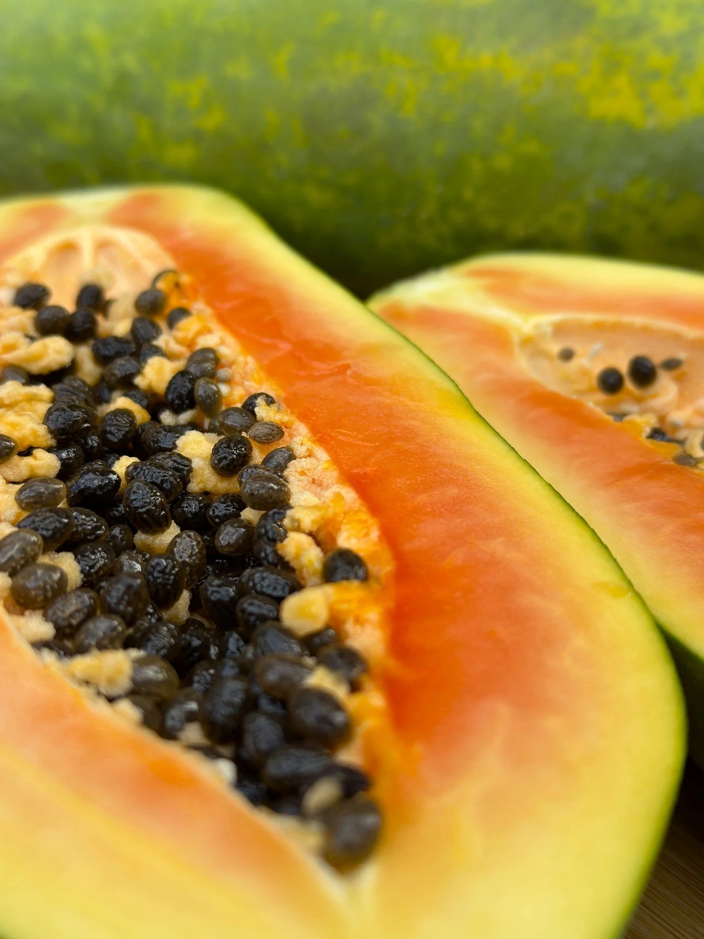 Let&rsquo;s get&hellip; tropical, tropical! Here are our Peak Picks of the Week: 

🌴 One of the sweetest and least acidic papayas around, Intenza has juicy flesh and a melon flavor that makes it stand out.  This is a fruit that feels as good as it t