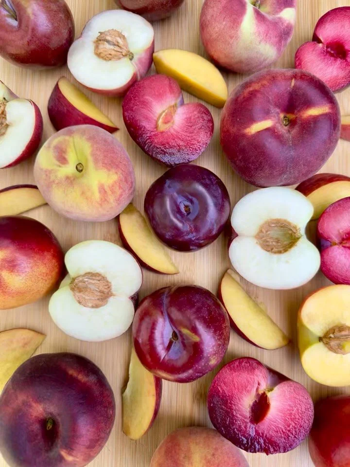 🍑 Stone fruit season is here, and it&rsquo;s starting early.
From May through September, juicy peaches, nectarines, plums and pluots take the spotlight. California fruit is already landing about two weeks ahead of schedule and it&rsquo;s tasting gre