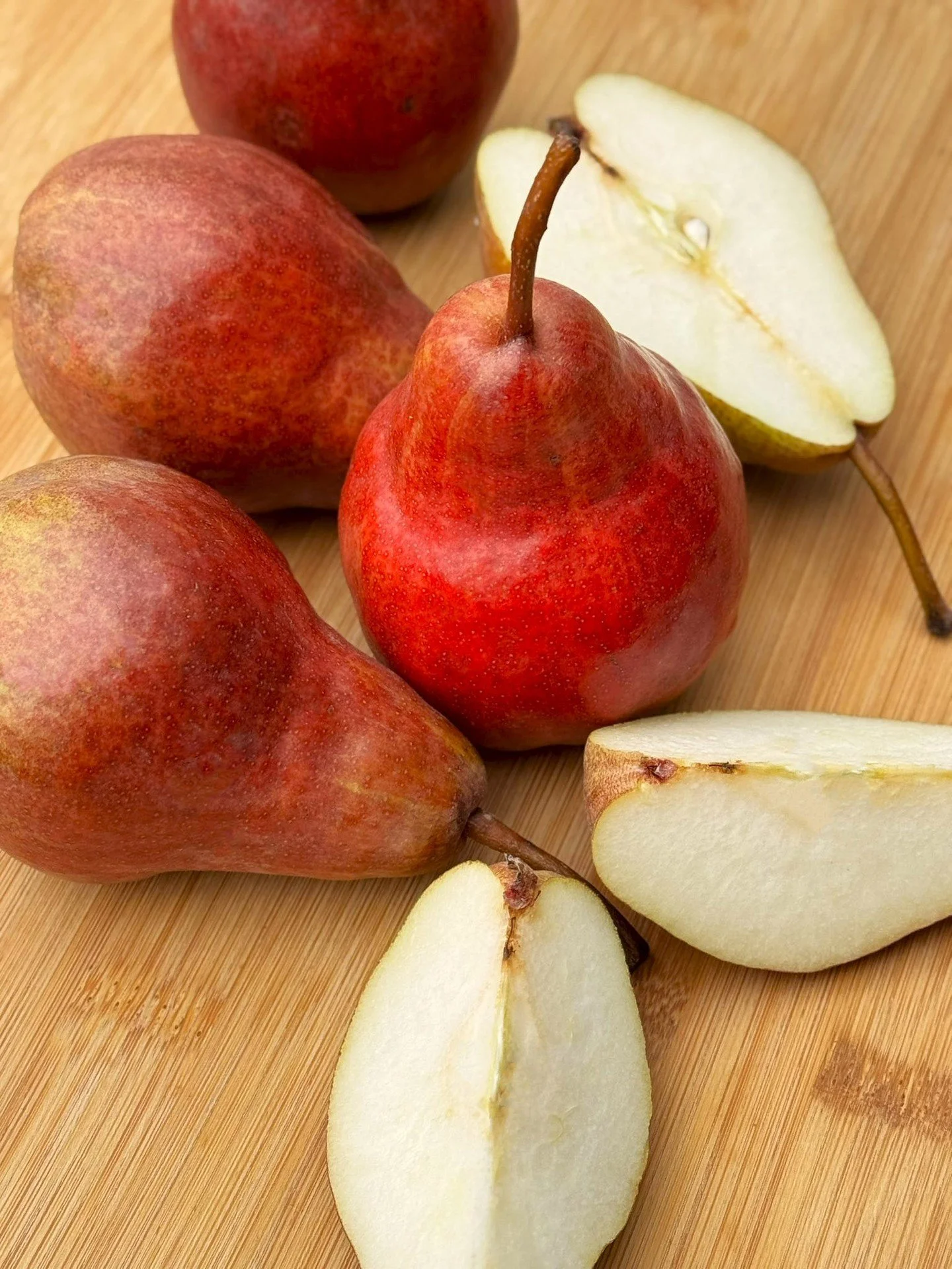 FALL into OGC&rsquo;s Peak Picks of the Week: 

🍂 The first Red Bartlett pear was discovered on a typical Bartlett tree just outside of Zillah, Washington, a natural and spontaneous mutation that turned out to be a gift to lovers of pears with bold 