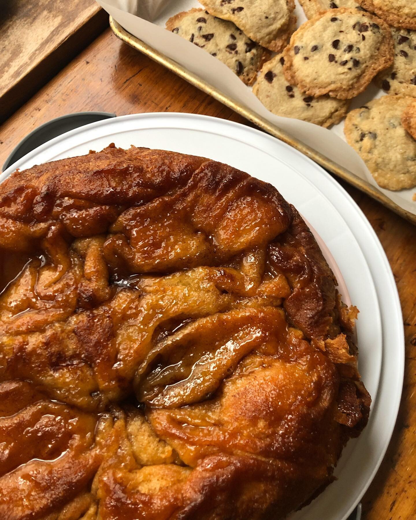 Kouign Amann (the giant version!?) and salted chocolate chunk shortbread cookies, aka &ldquo;The Cookie&rdquo; whipped up in the SAME day by @bcopan! 😍🙌🏼 What is this magic? 💖

#minneapolisbaker #minneapolis #mnfoodie #mplsfoodie #kouignamann #th