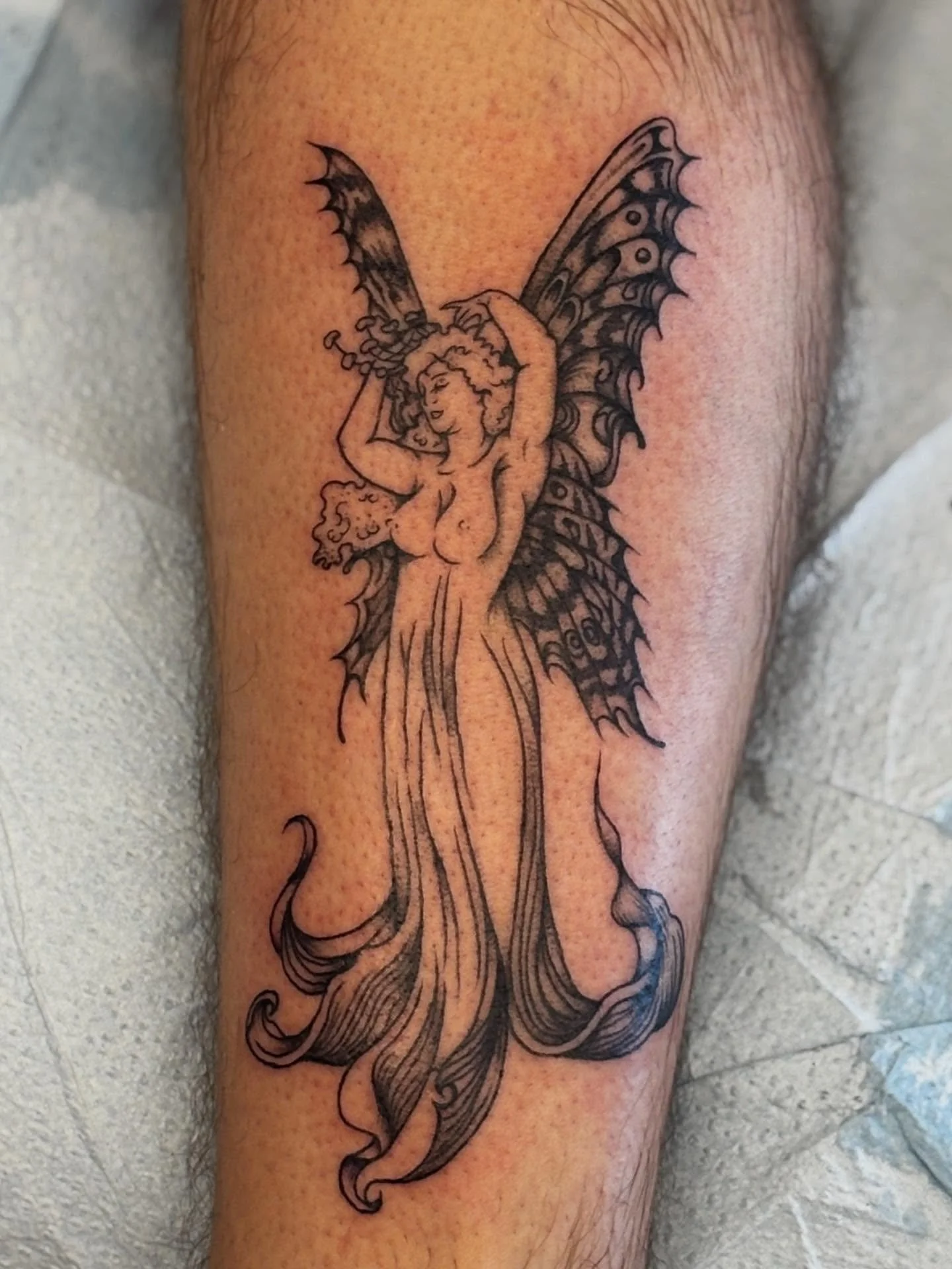 Fell in love with this Lily Lady illustration from Apelles Mestres and my wonderful boyfriend lent some skin to me🫶