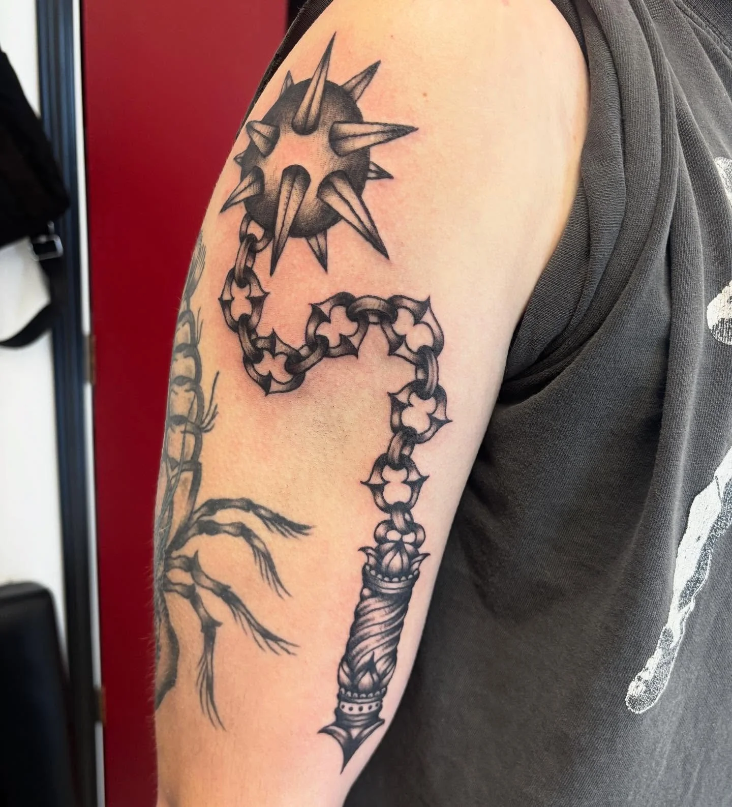 something about black and gray trad is just&hellip; 🤌 

#americantrad #americantraditionaltattoos #blackandgraytattoos #witattooartist #witattooers