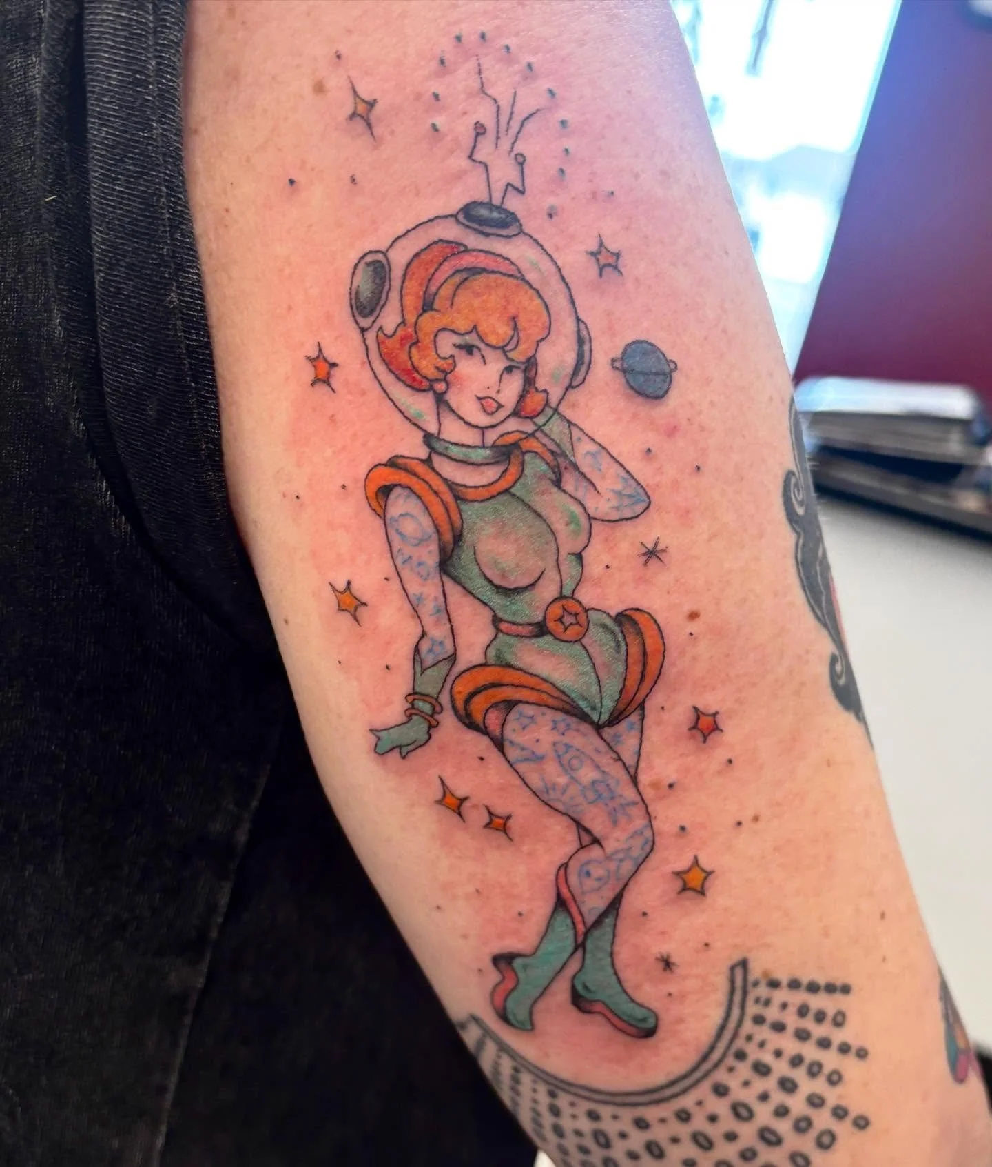 Never going to shut up about this one, she&rsquo;s everything 🪐☄️👽⭐️

#pinupgirl #pinuptattoo #colortattoo #industryinks #witattooers