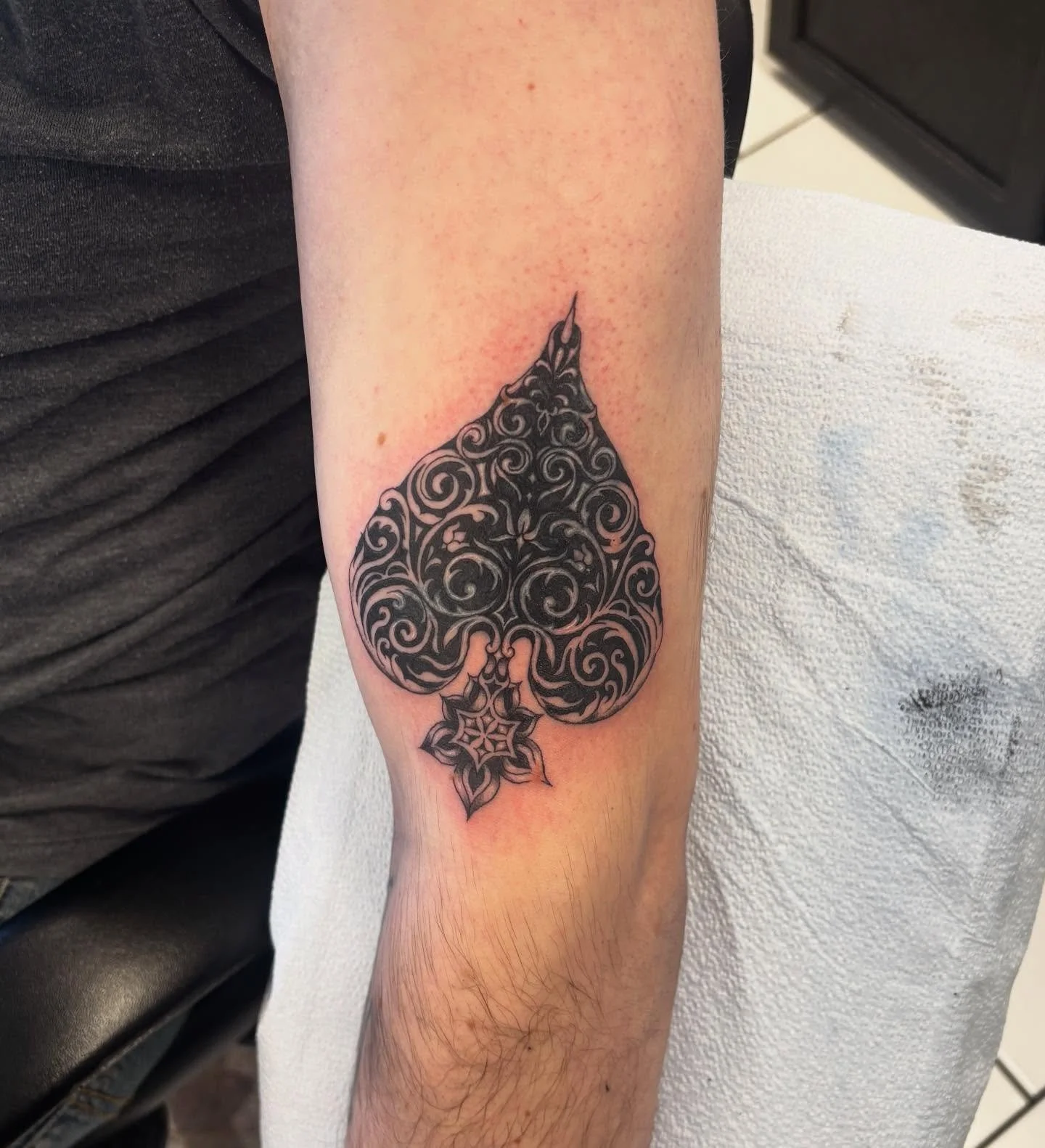 Is it really a coverup if Kaya doesn&rsquo;t forget to take a before pic? 🤦&zwj;♀️

#coveruptattoo #blackandgreytattoo #filligreetattoo #witattooartist #femaletattooer