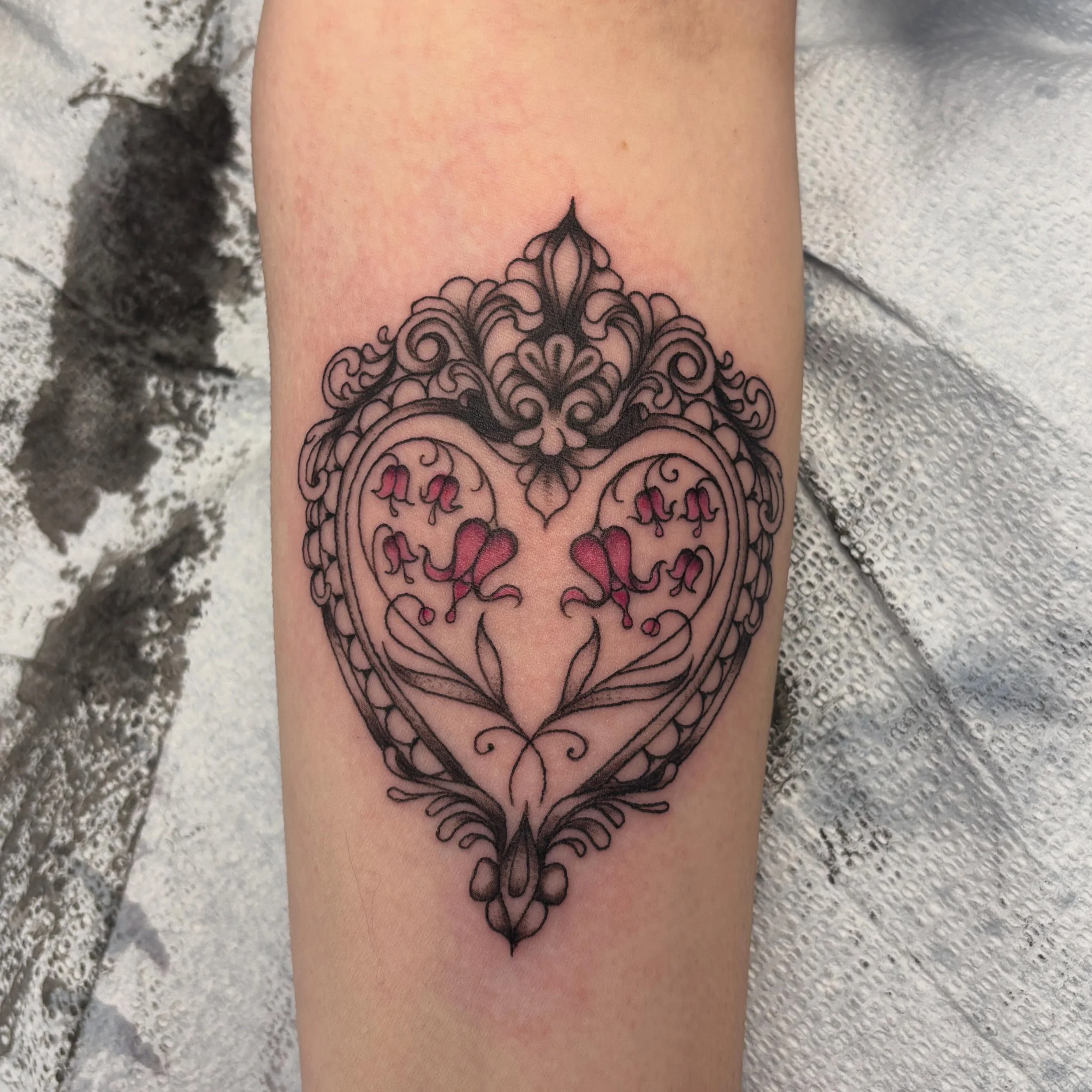Bleeding hearts for Aimee 💗🩷

#blackandgreytattoo #floraltattoo #finelinetattoo #witattooers #witattooartist