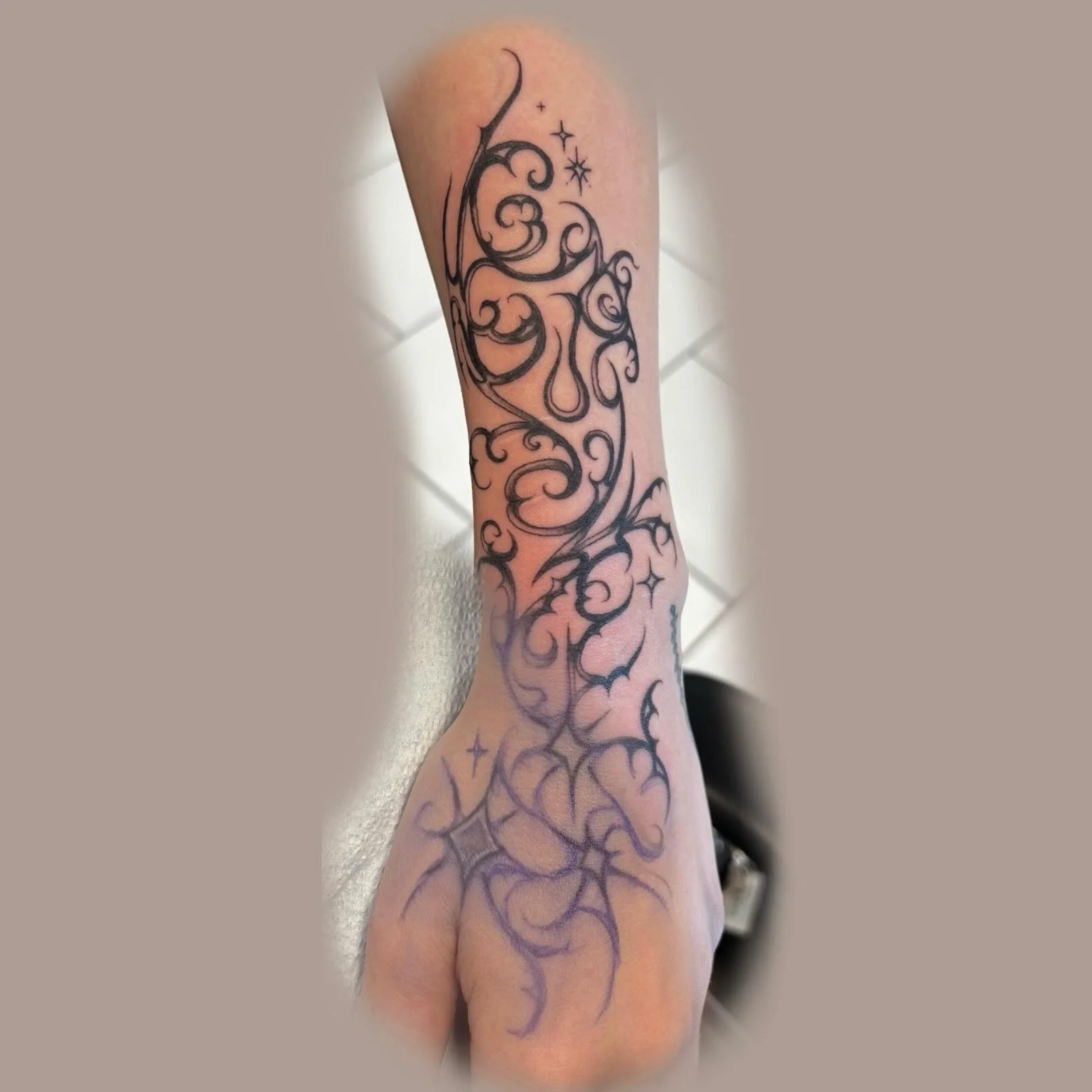 I LOVEEE getting to do freehand stuff!! And a little coverup action too 

#coveruptattoo #blackandgraytattoos #witattooartist #femaletattooartist #allegoryink