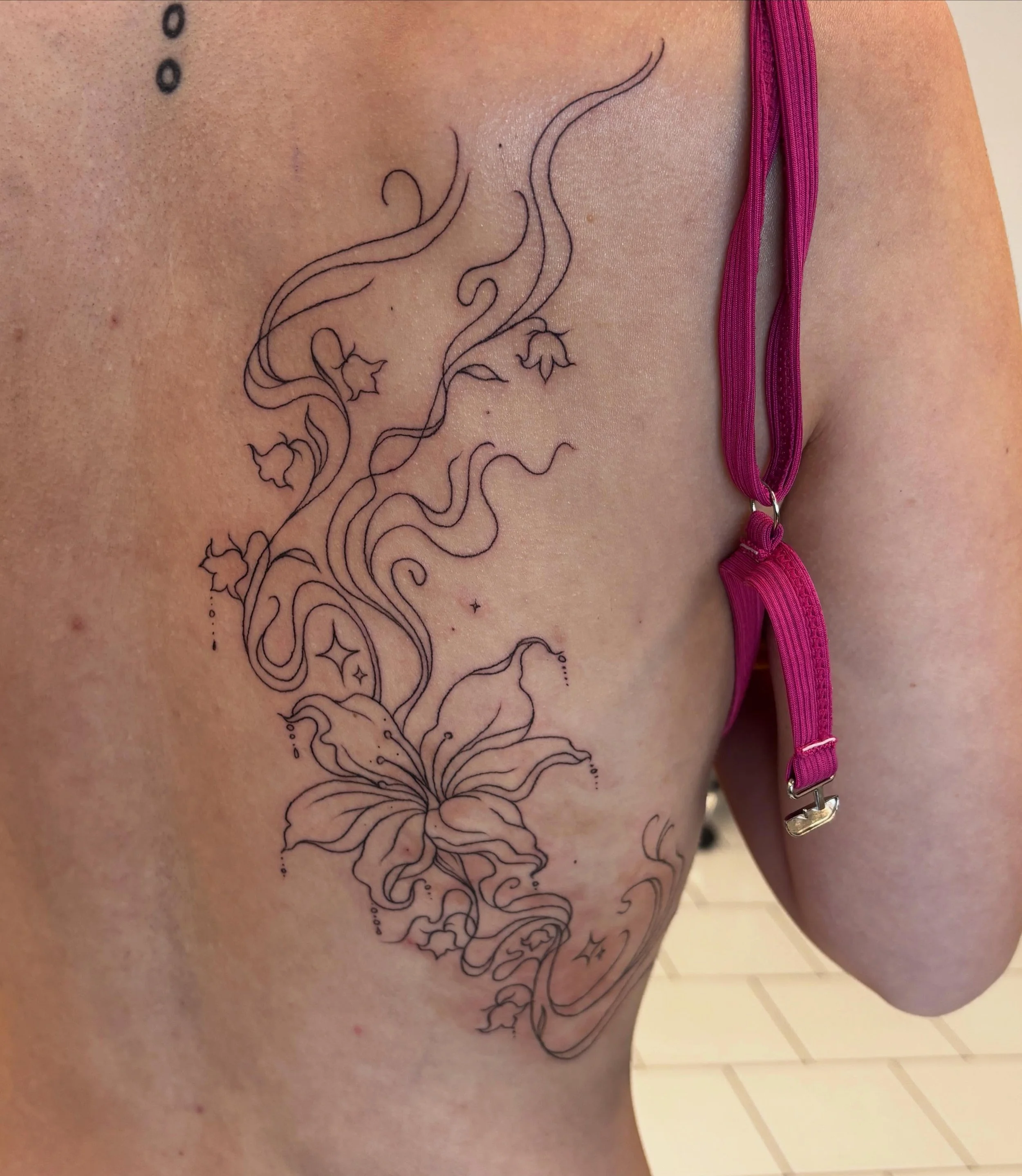I love how this turned out and it was perfect for her!! (Also go get your nails done by her💅)

#finelinetattoo #backtattoo #lilytattoo #finelinefloral #floraltattoo