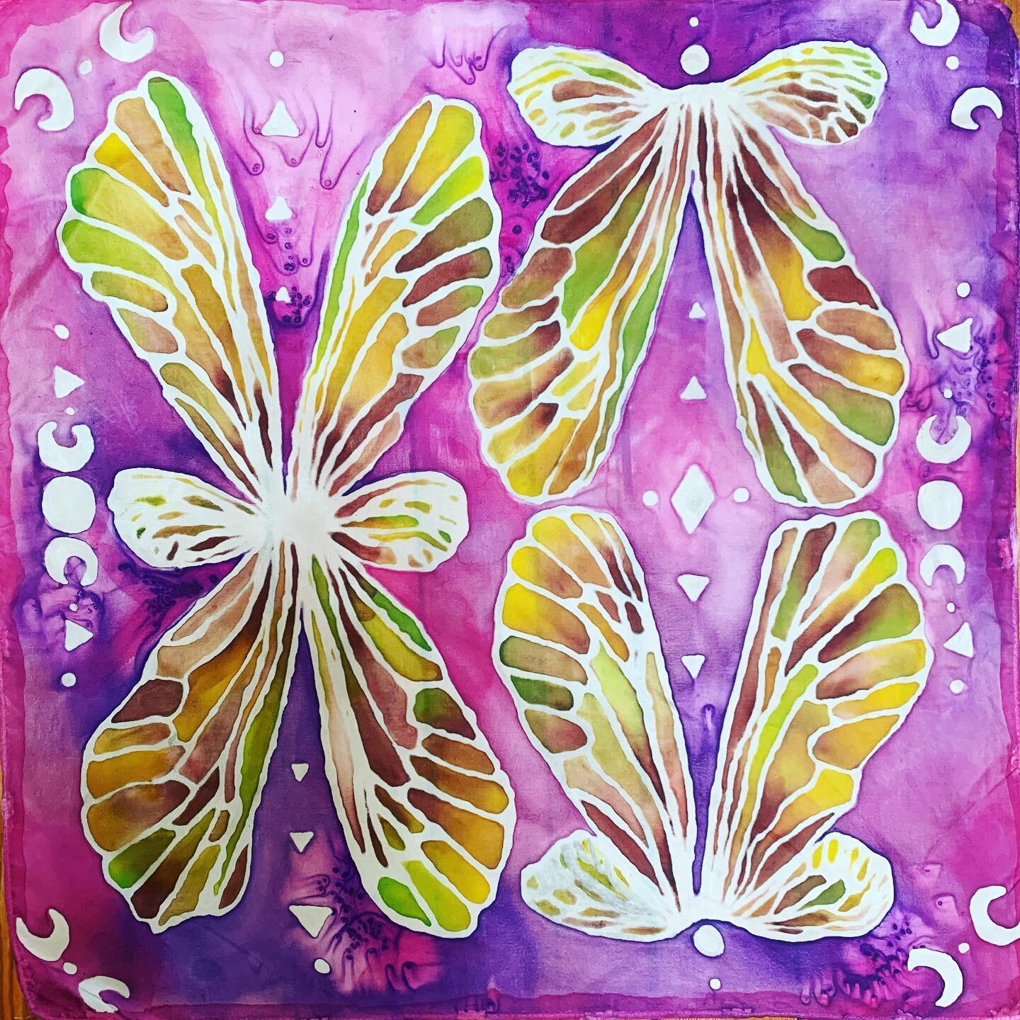Cicada wing tarot cloth/bandanna with moon imagery. Cicadas have long represented transformation and growth&hellip;this year has has been a big year of transformation for me, what about you?
#silkpaintersofinstagram #silkpainting #tarotcloth #broodx 