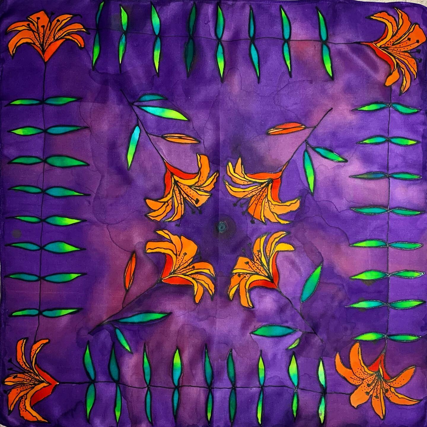 Tiger Lily 8mm silk bandanna custom order 💐🌱✨

#silkpainting #silkpaintersofinstagram #tigerlillies #tigerlily #dyenaflow