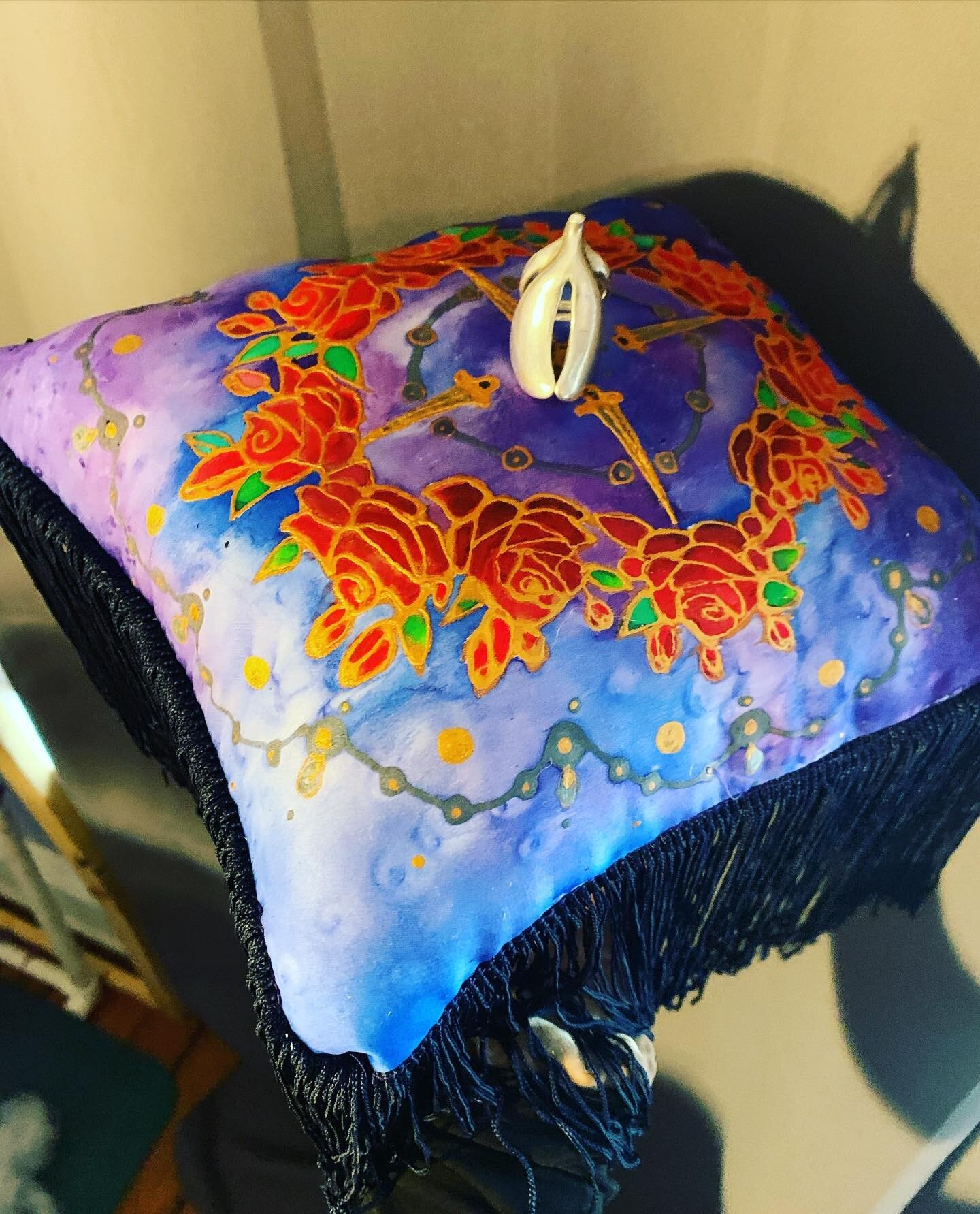 &ldquo;Blood Roses&rdquo; mini pillow makes a perfect ring pillow for my @penelopijones Clitoring. Hand painted on silk, back is arashi indigo shibori. 

I&rsquo;m also seeing #toriamos tomorrow, so in honor of her, here are the lyrics for the inspo 