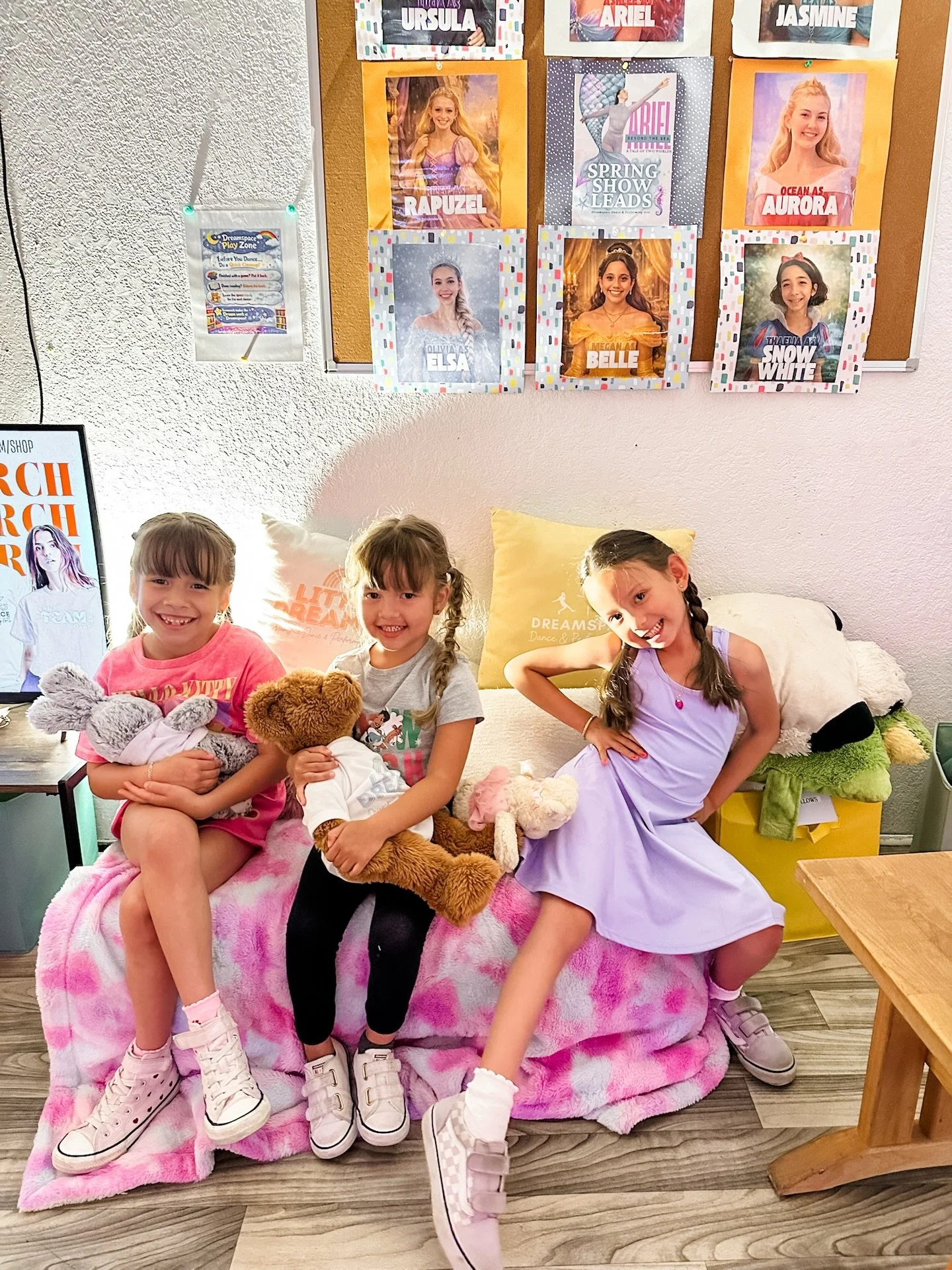 Just some Dreamspace cuties waiting for class ✨