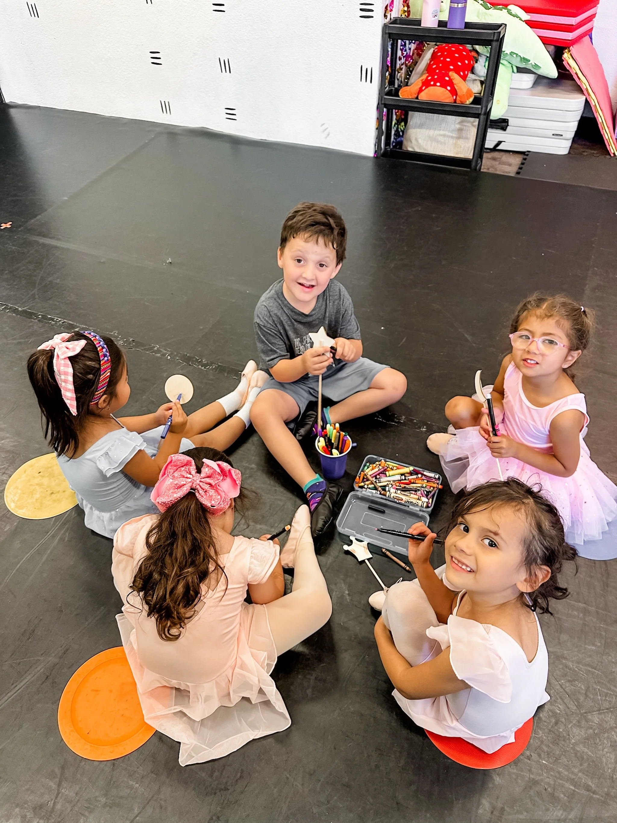 Let us tell you about Dream Combo 👇

Dream Combo is our PREMIUM 3-in-1 combination class! 

⭐️ Preschool DC &mdash; hiphop, ballet and tap
⭐️ Kinder DC &mdash; jazz, ballet and tap

This class is 60 minutes long compared to our other 30-45 minute pr