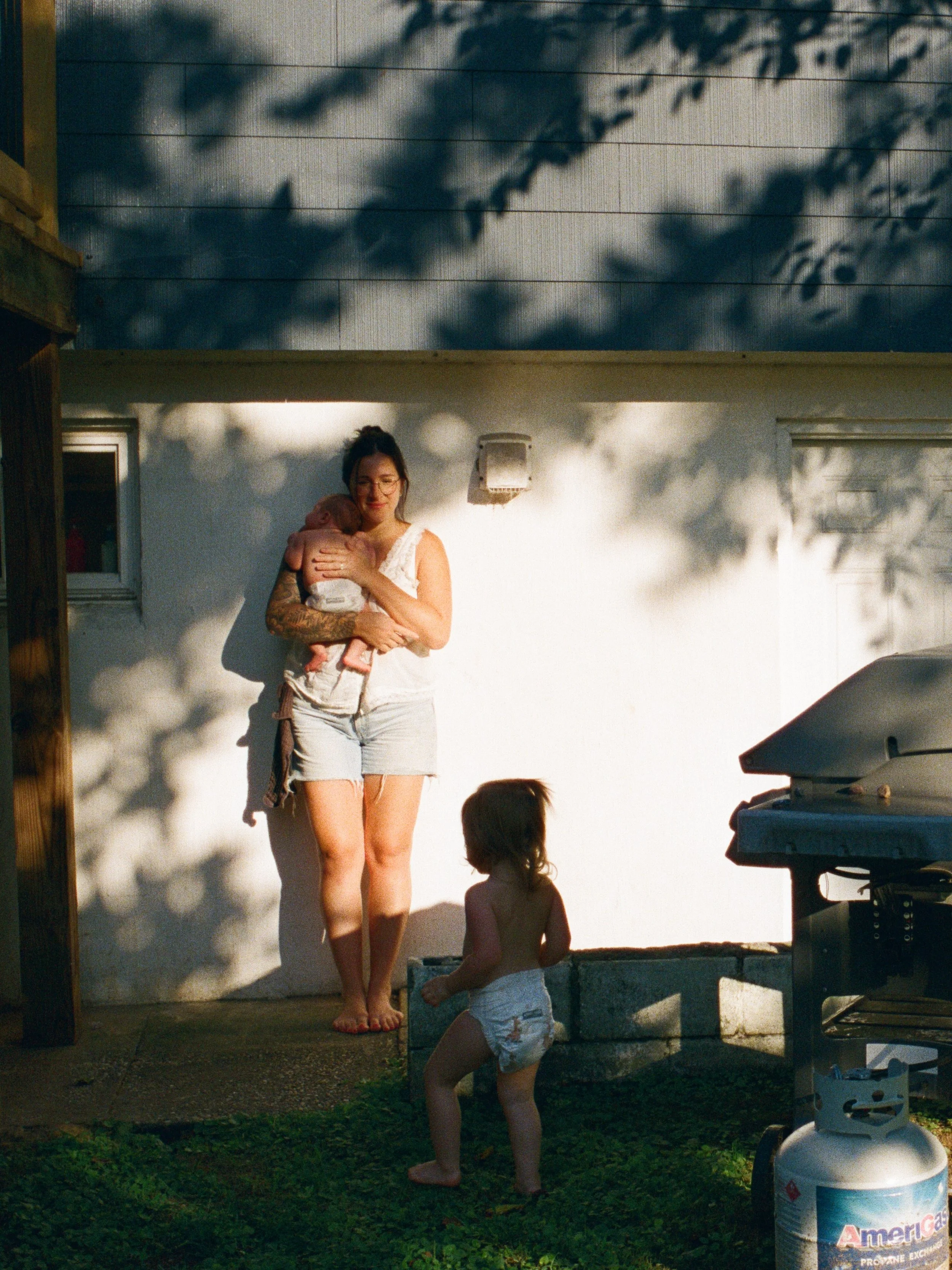 Always always always in search of essence.

Lucky for me 
@ericahufphoto lives deep inside it.

Family photos at home, on film.