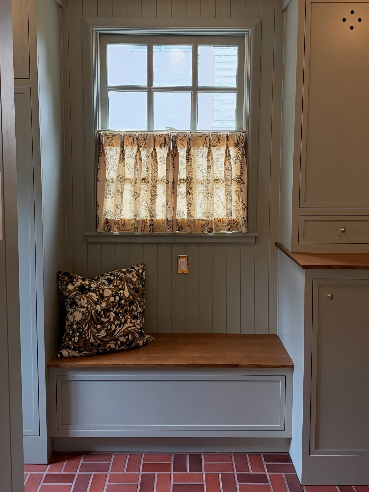 Rainy day light in this quiet little laundry room.
.
Design: @ocallaghanstudio