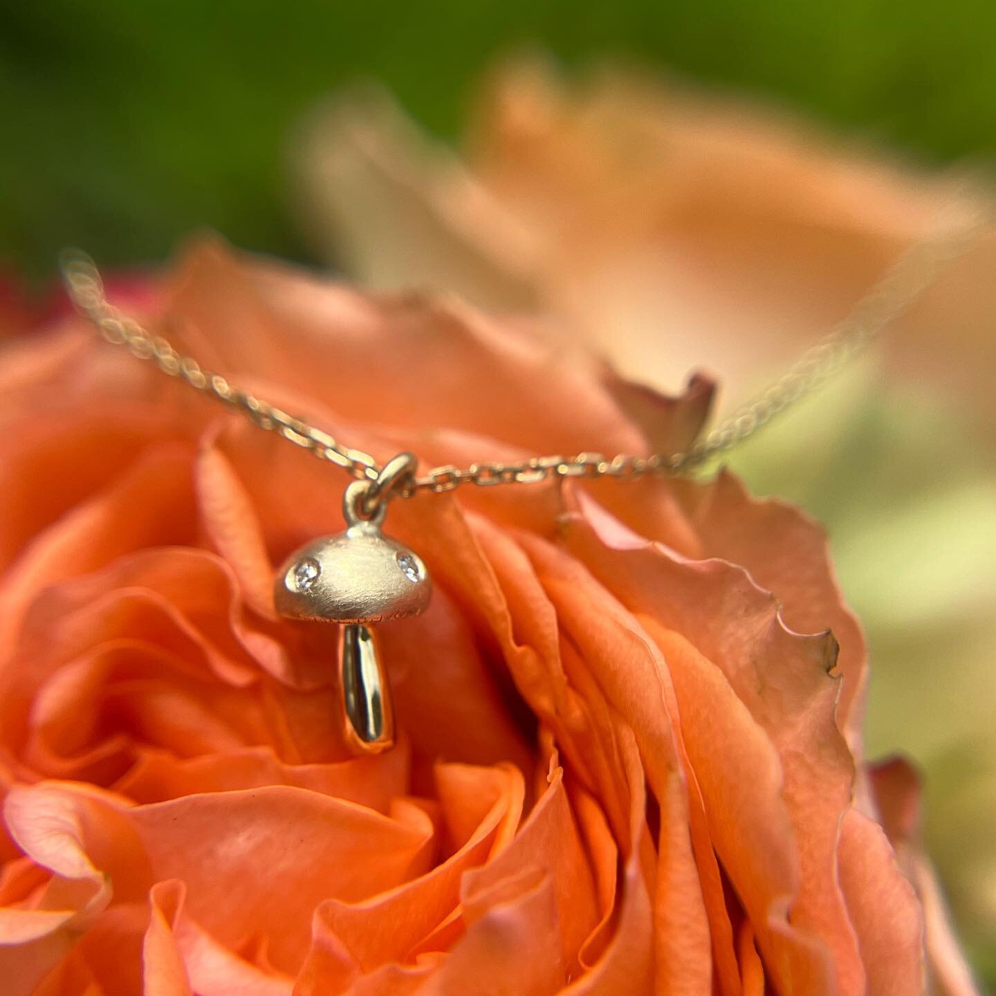 🍄 🍃 🌸 🍃🍄
new one of a kind handmade mushroom charm! 14k solid gold with 4 lab diamonds flush set in the cap. perfect for the nature enthusiast, chef/foodie, or Alice in wonderland lover in your life. 

#thegoldenpeach #jewelry #gold #mushroom #c