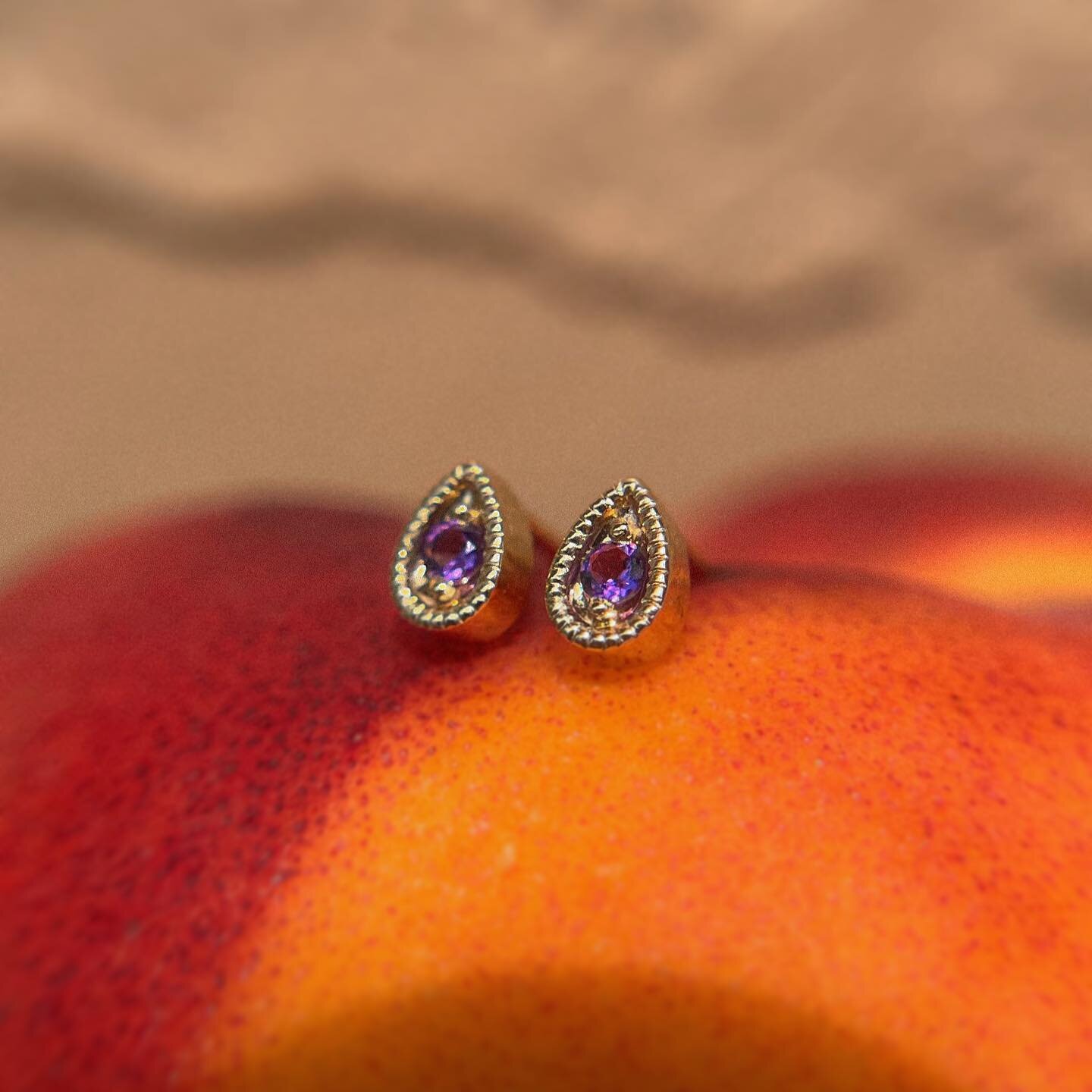 super cute strawberry seed earrings set with amethysts
🍇 💜 
14k gold and available to be customized with your choice of stone. check them out on the site or DM to order 😊

#thegoldenpeach #jewelry #goldjewelry #earrings #ringinspo #amethyst #earst