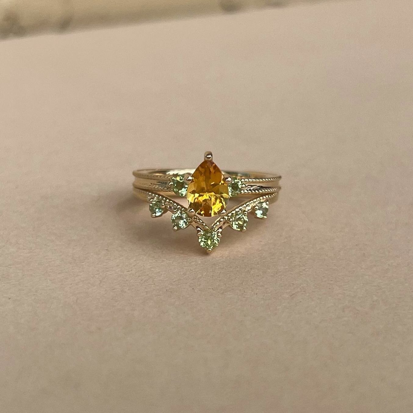 a beautiful custom set in yellow gold ~ 
citrine &amp; peridot 💛 💚 🌸 

#jewelry #rings #ringstack #citrine #peridot #yellowgoldring #birthstonejewelry #ringinspo