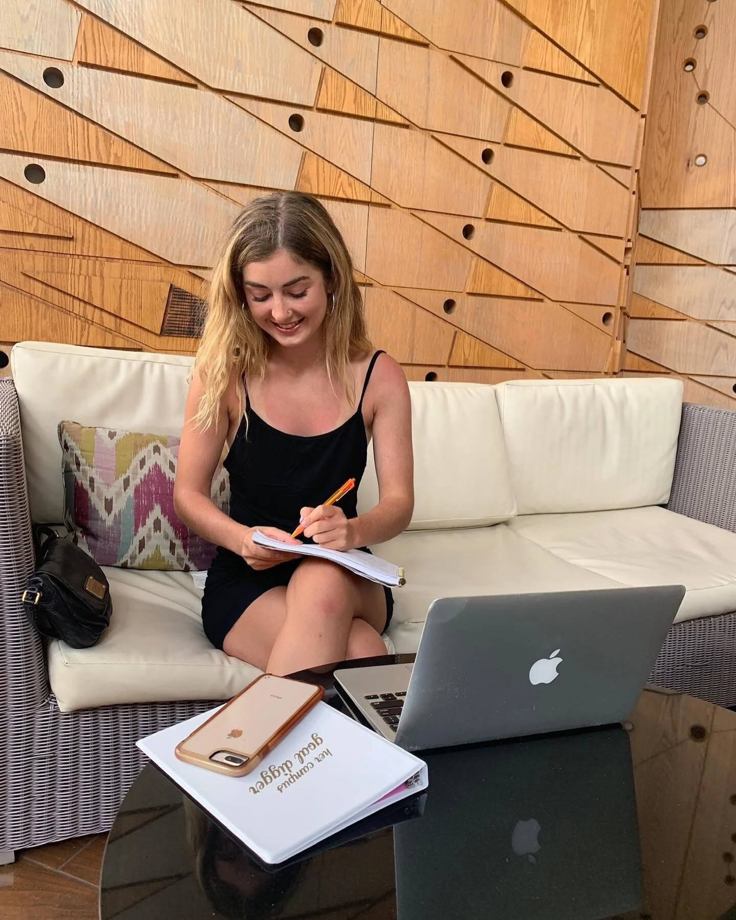 The first photo is from August 2019, the second is from just a few days ago. 

Four years ago I had no idea where starting a wellness blog would take me. 

What started as an online diary evolved into a career helping others build meaningful brands.
