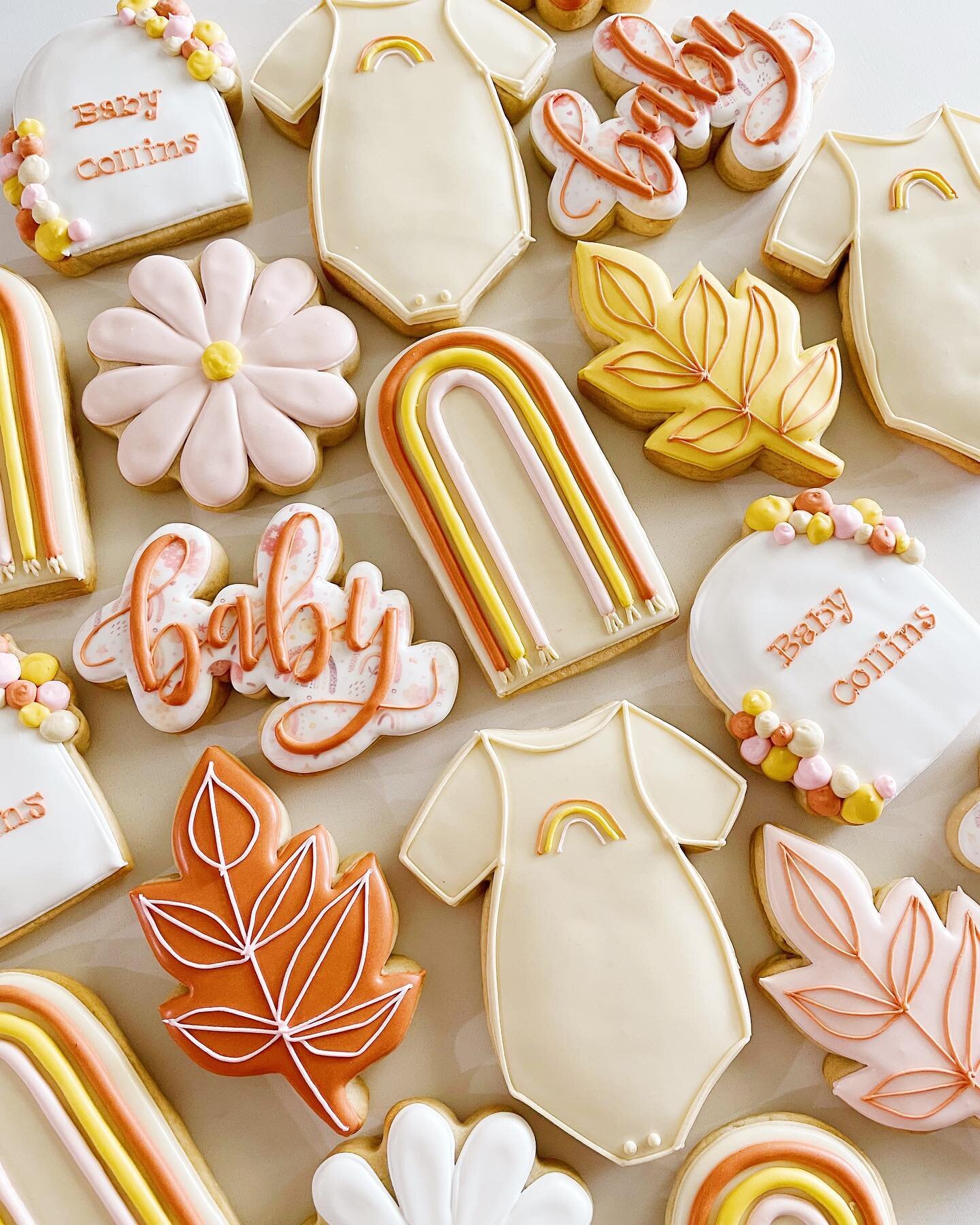 Who else is over the heat and ready for fall? 🙋🏻&zwj;♀️ This sets color scheme was everyyyything and made me so excited to begin making pumpkin spice cookies again 🧡 🌸🍁