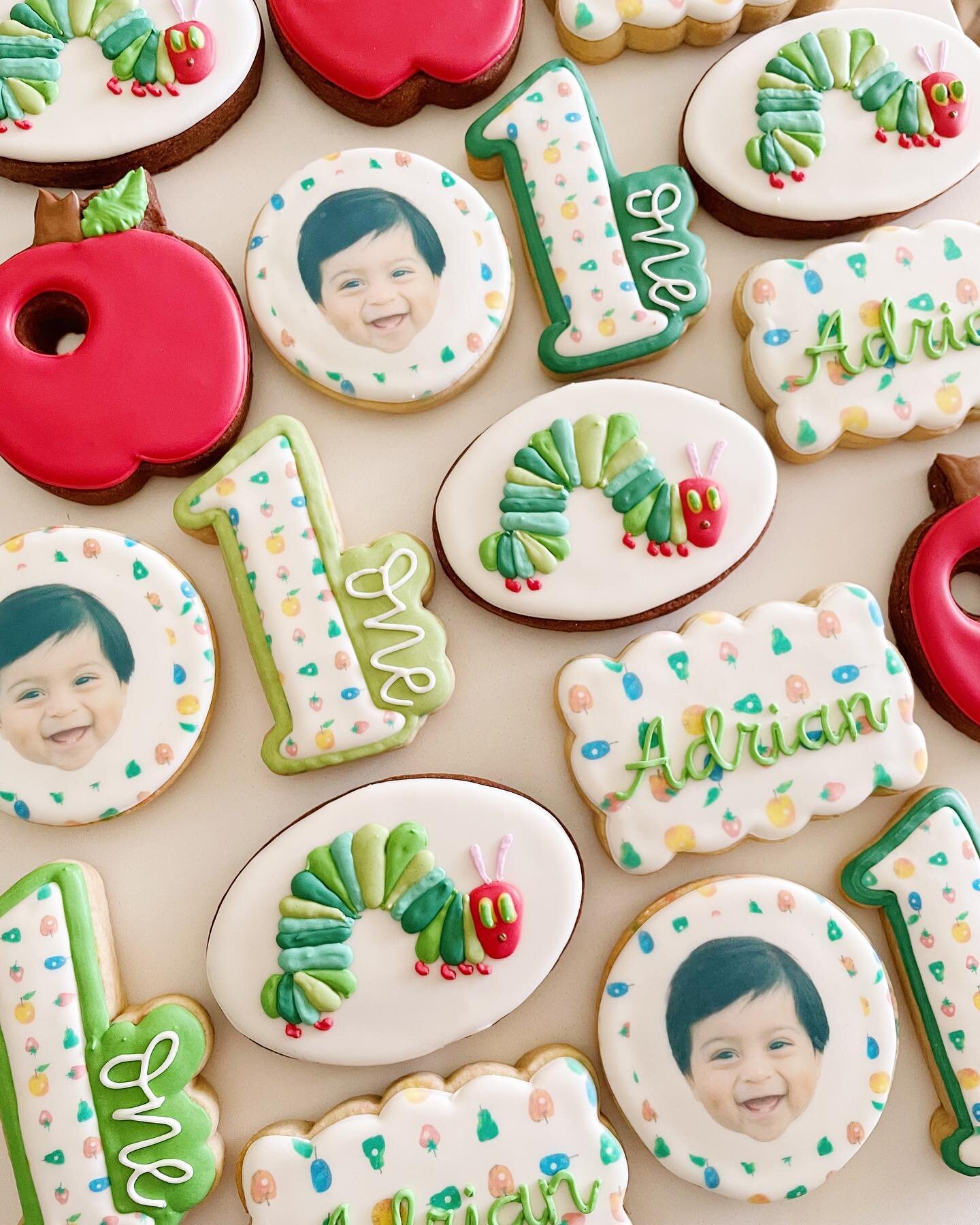 The Very Hungry Caterpillar inspired cookies for very special clients of mine. I did their baby shower and now here we are 🍎 🐛 ❤️