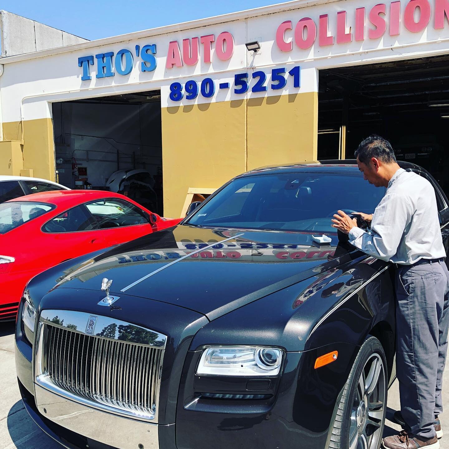 Tinting this beauty #RollsRoyceGhost #RollsRoyce  #SoQuietForgotTheEngineIsOn #WeFollowedHimInAModelX #WeCouldNotKeepUp #FloatingOnACloud  #almost600hpclub #XeDep #ThosAuto #ThosAutoCollision #ThosAutoBody