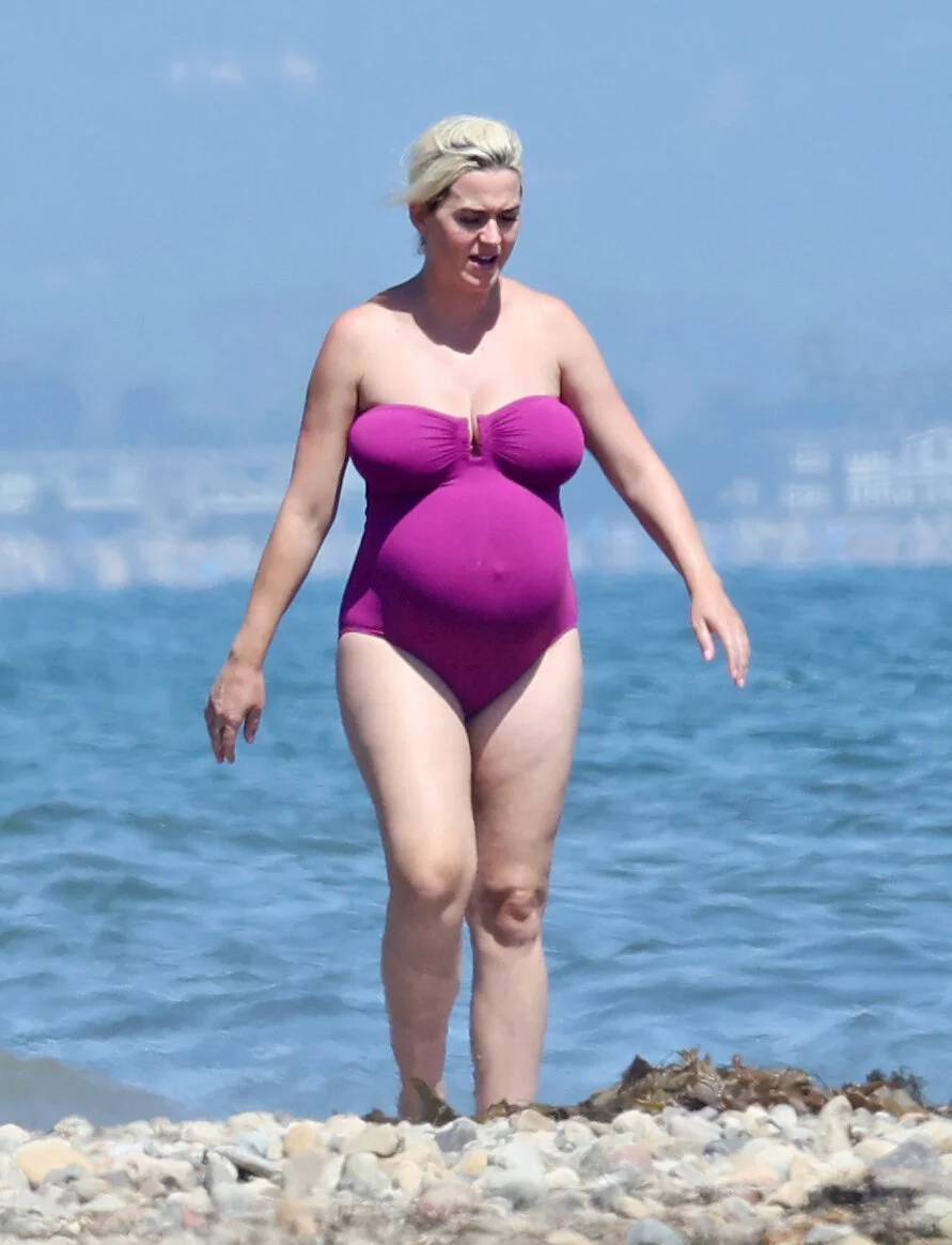 Pregnant Katy Perry looking amazing on a Malibu beach